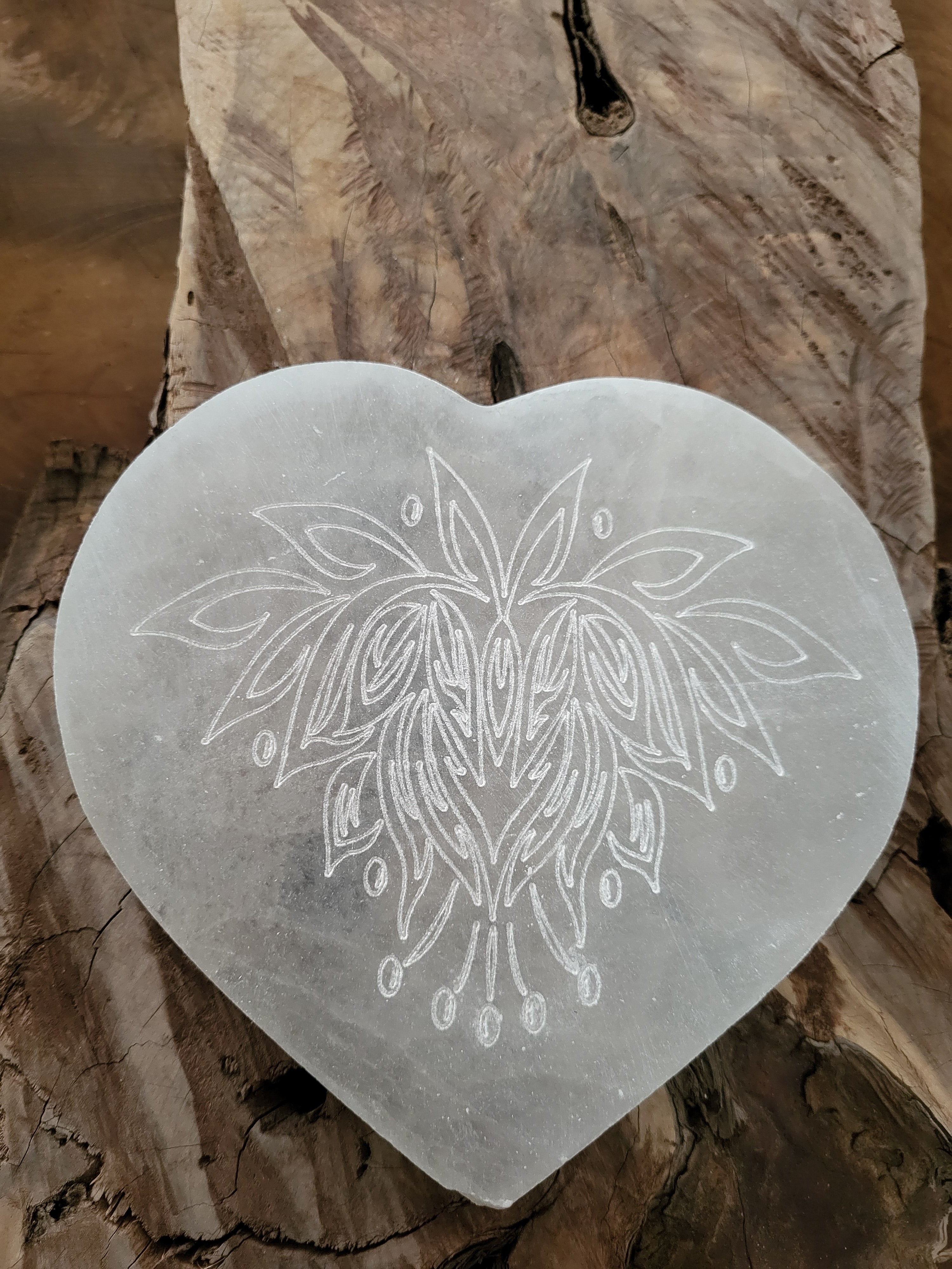 Placa de Selenita Corazón Tallada