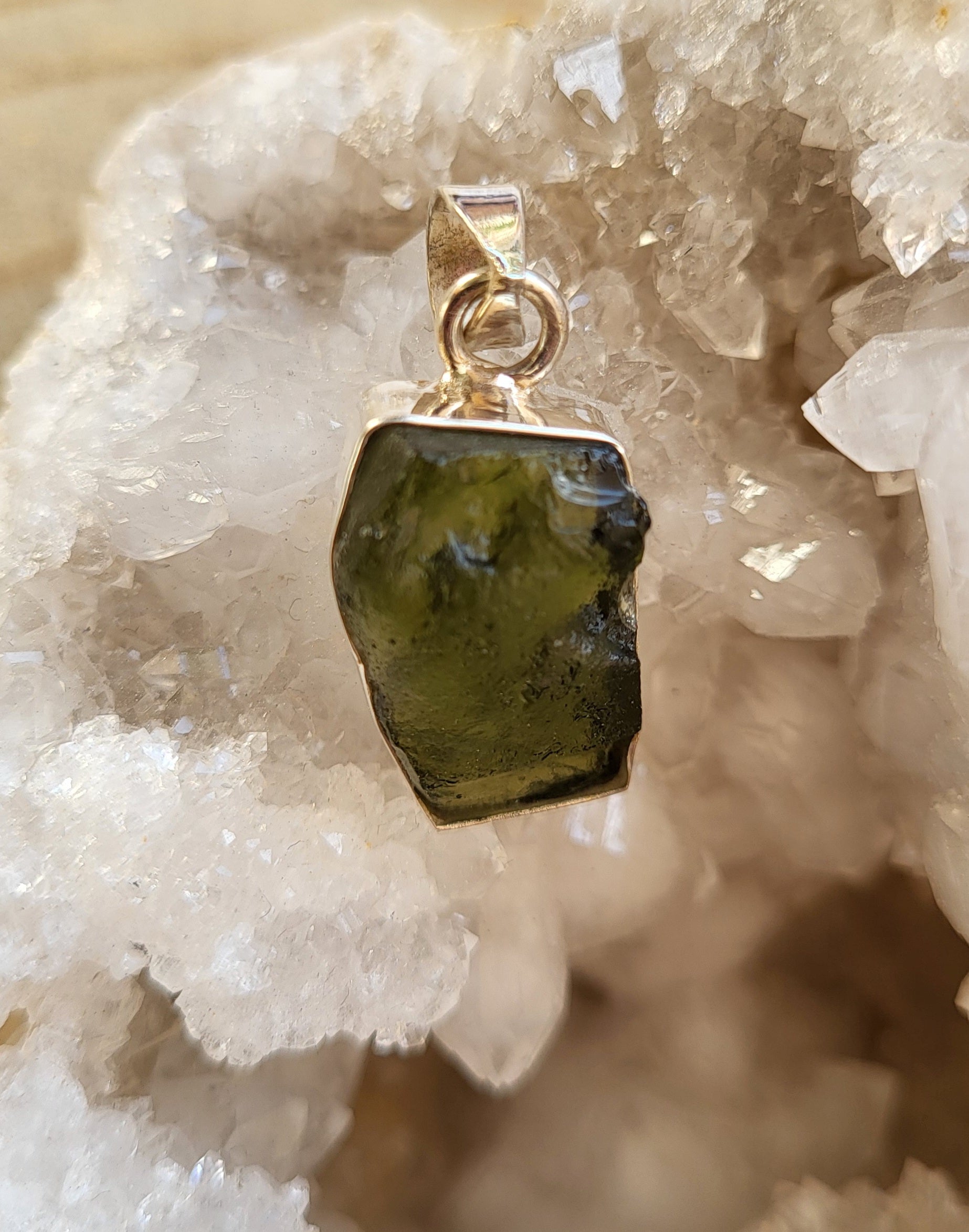 Colgante de Moldavita Natural en Plata