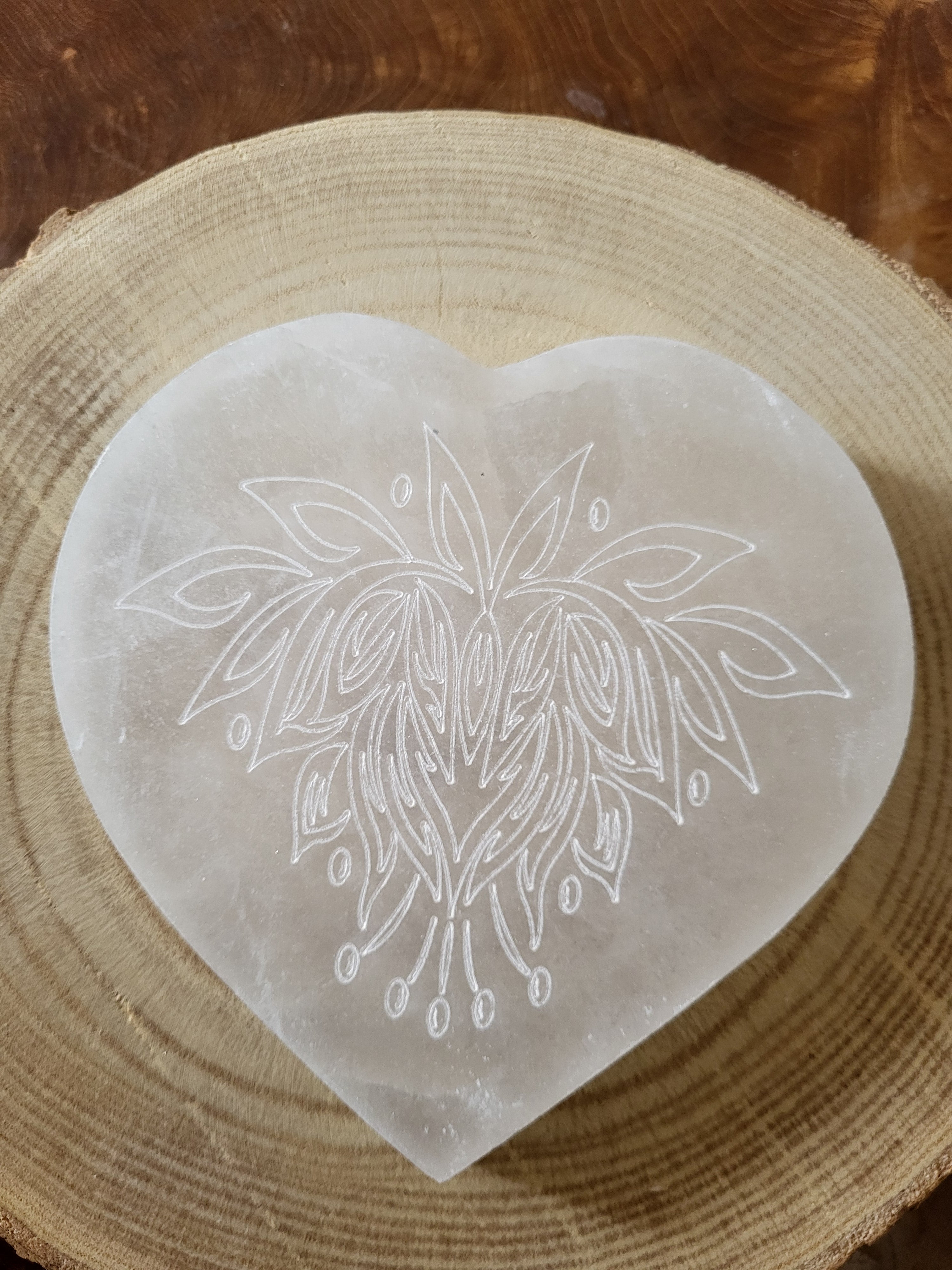 Placa de Selenita Corazón Tallada