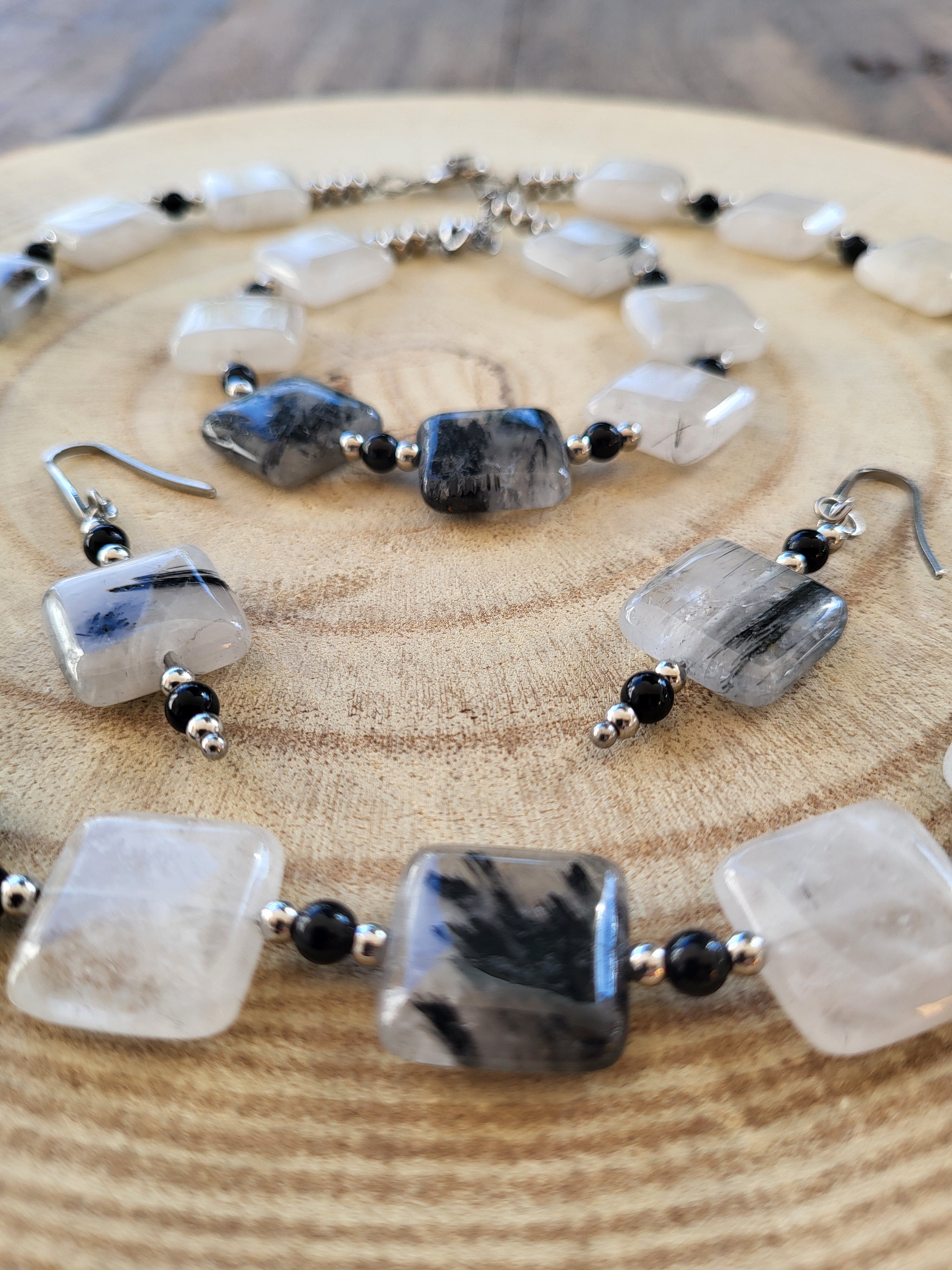 Conjunto de Gargantilla, Pulsera y Pendientes de Cuarzo Blanco con Turmalina