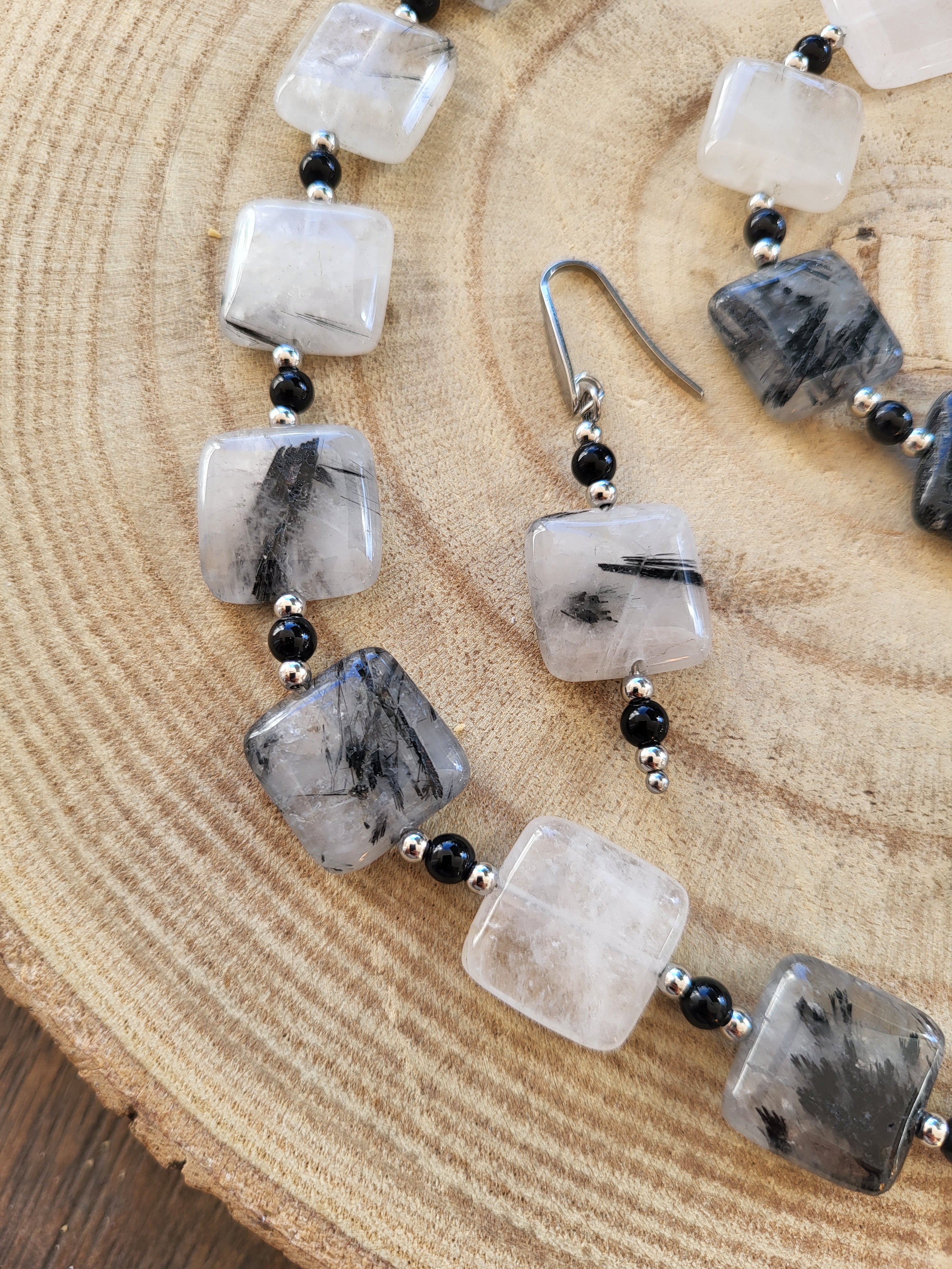 Conjunto de Gargantilla, Pulsera y Pendientes de Cuarzo Blanco con Turmalina
