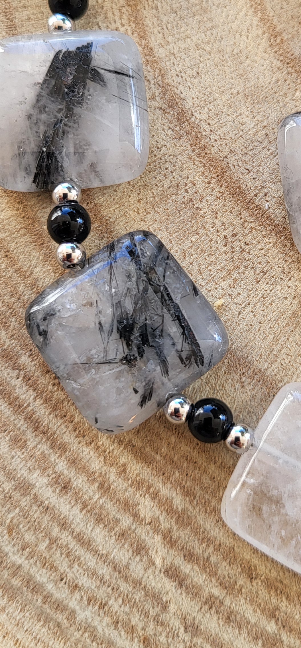 Conjunto de Gargantilla, Pulsera y Pendientes de Cuarzo Blanco con Turmalina