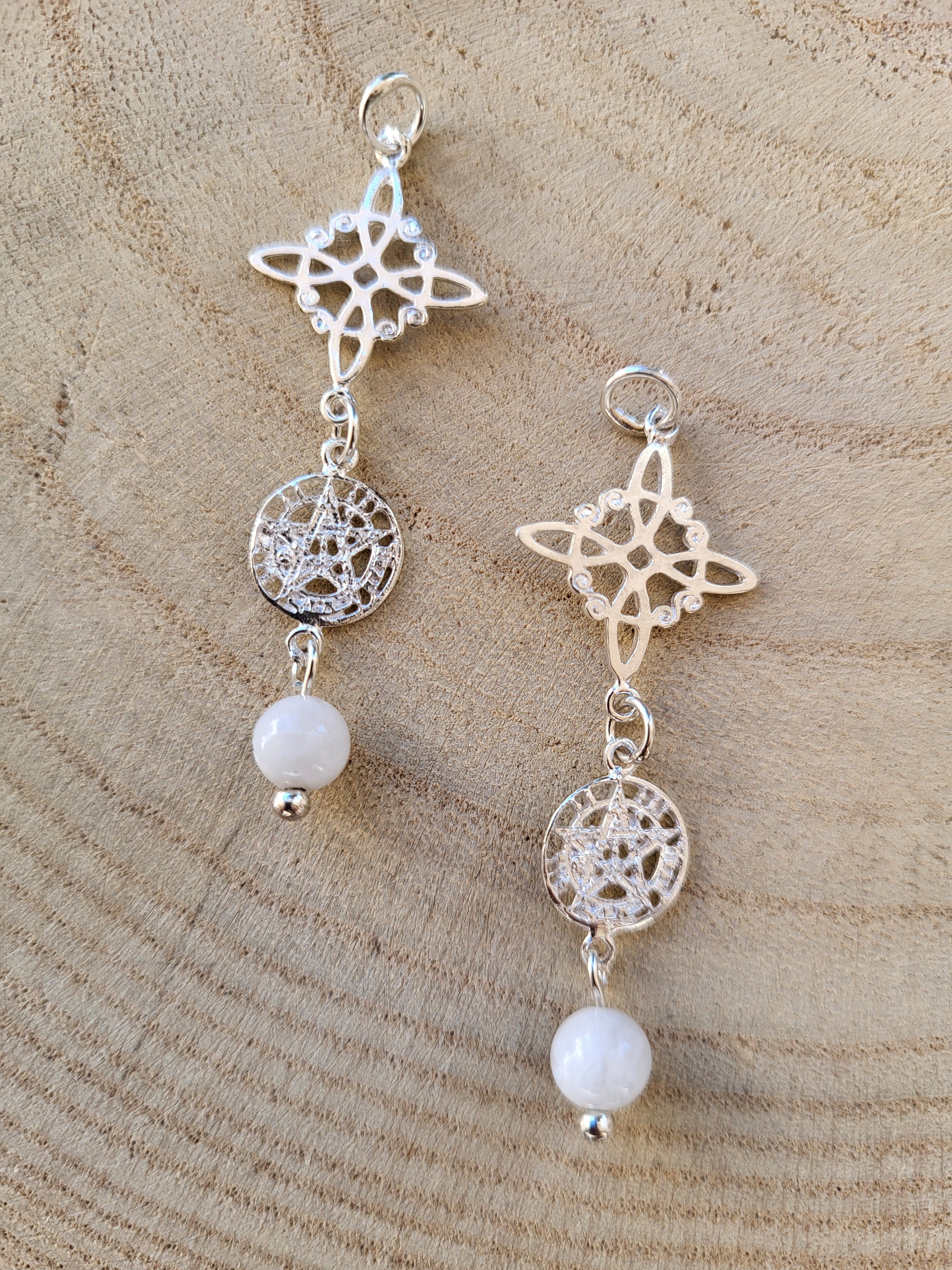 Doble Protección en Plata – Nudo de Bruja, Tetragrámatron y Piedra Luna