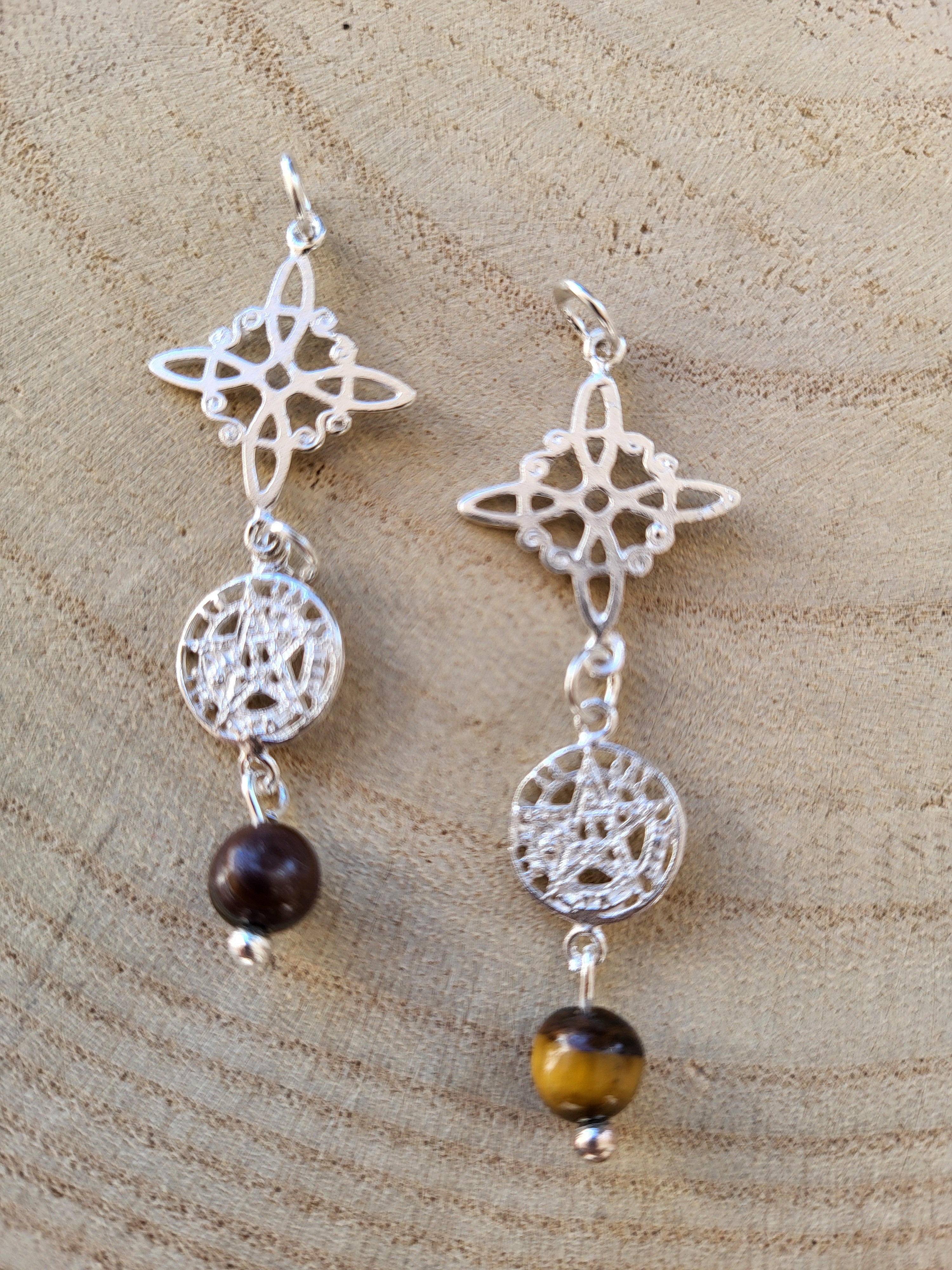 Doble Protección en Plata – Nudo de Bruja, Tetragrámatron y Ojo de Tigre