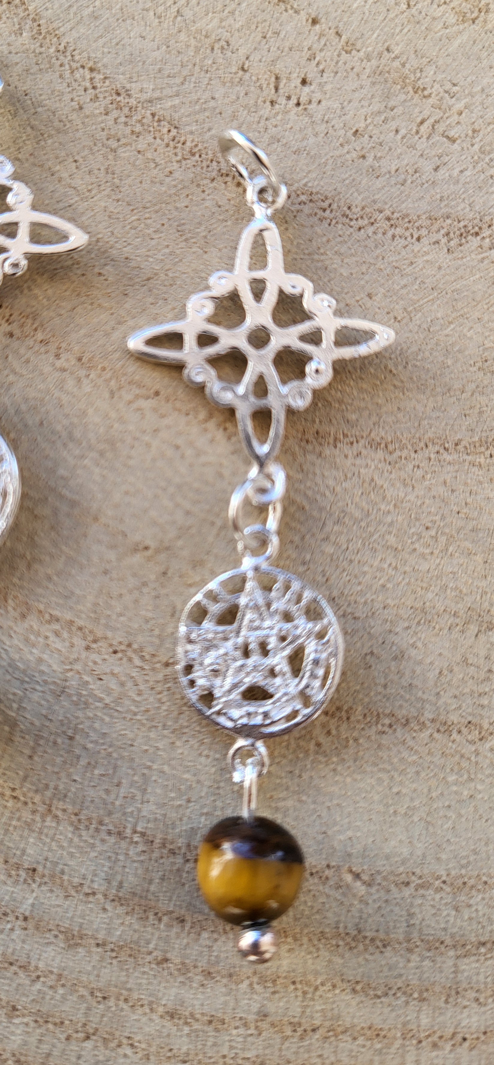 Doble Protección en Plata – Nudo de Bruja, Tetragrámatron y Ojo de Tigre