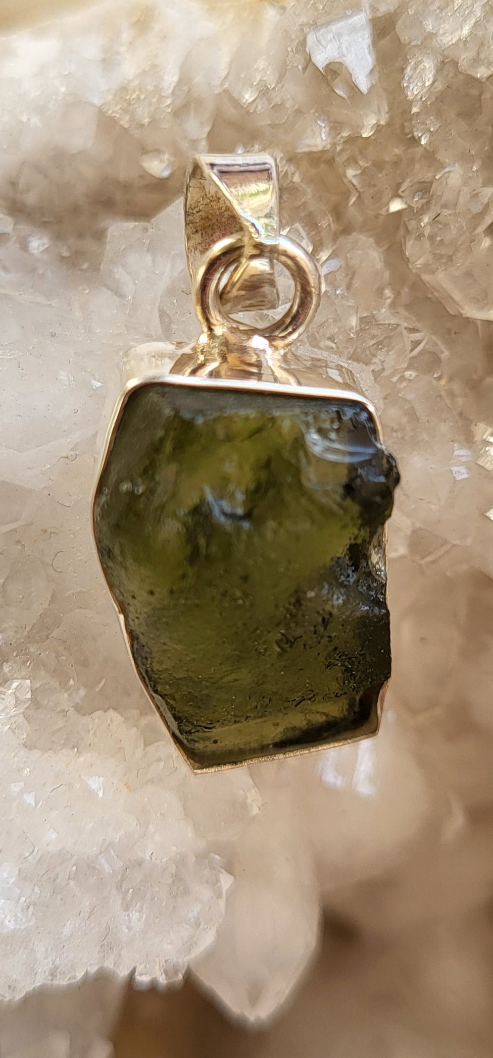 Colgante de Moldavita Natural en Plata