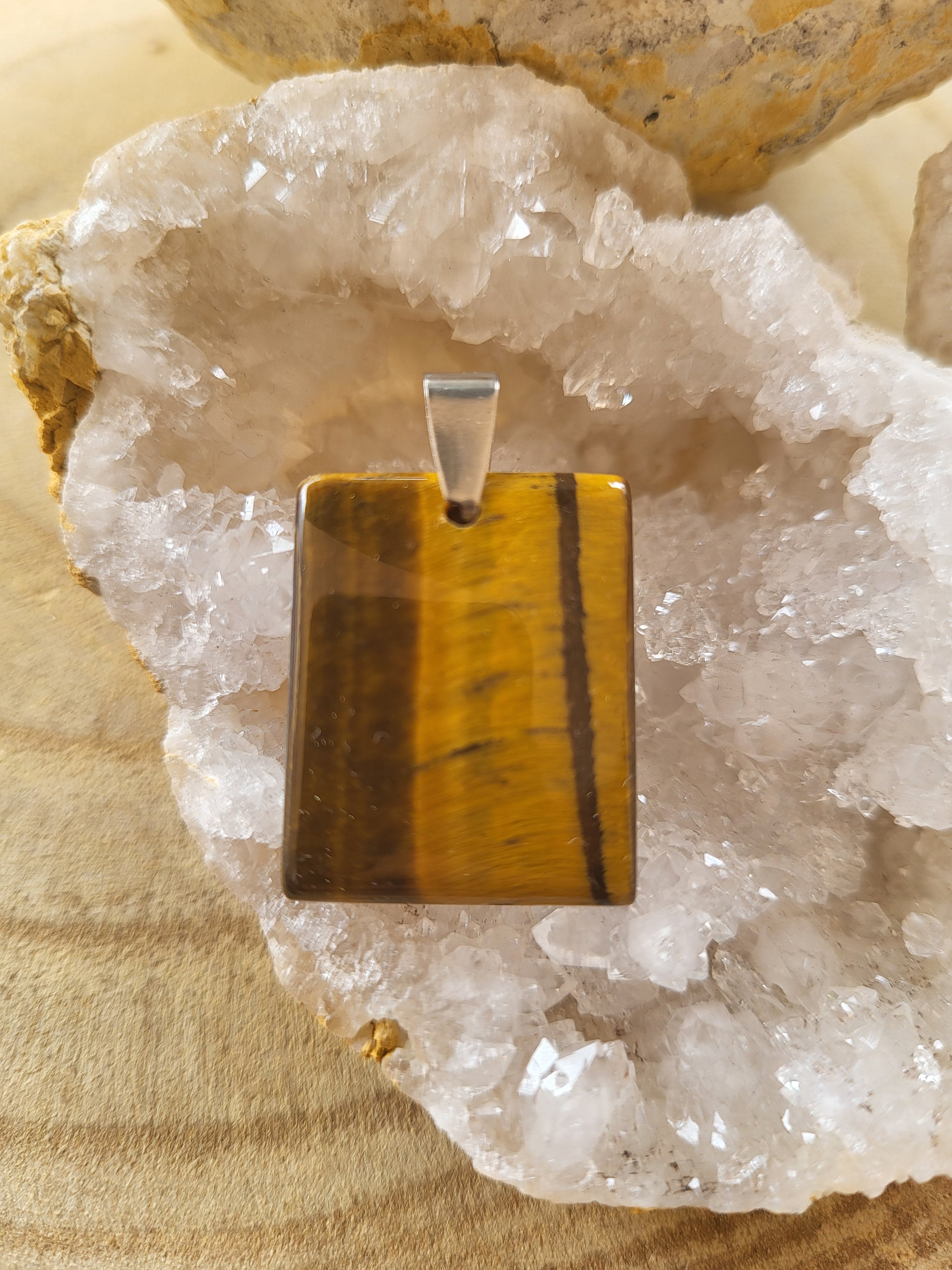 Colgante de Ojo de Tigre Natural con Argolla de Acero