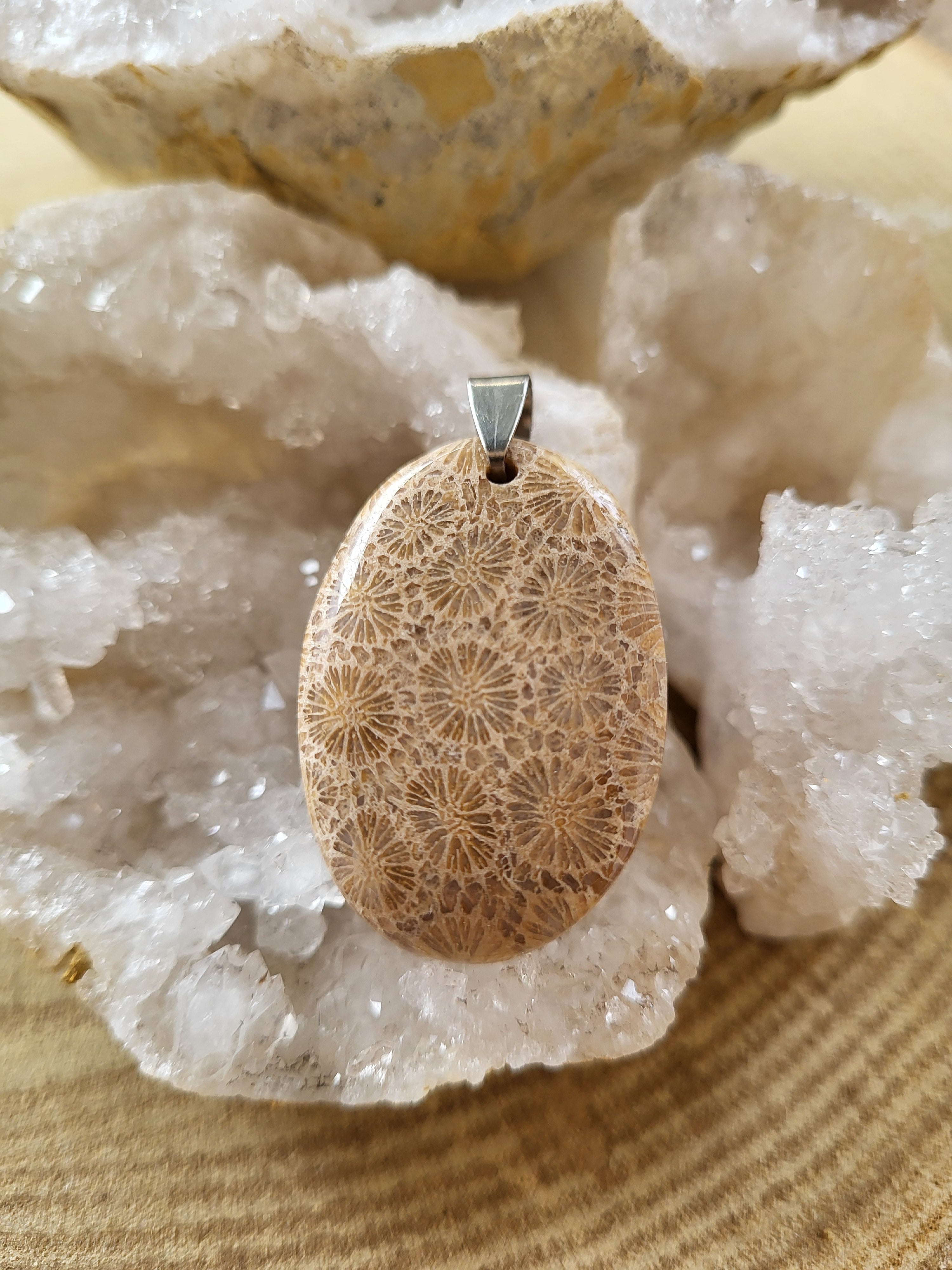 Colgante de Jade Coral – Vitalidad, Armonía y Energía Renovada