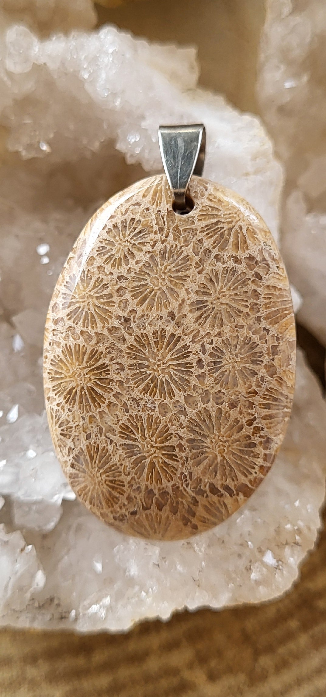 Colgante de Jade Coral – Vitalidad, Armonía y Energía Renovada