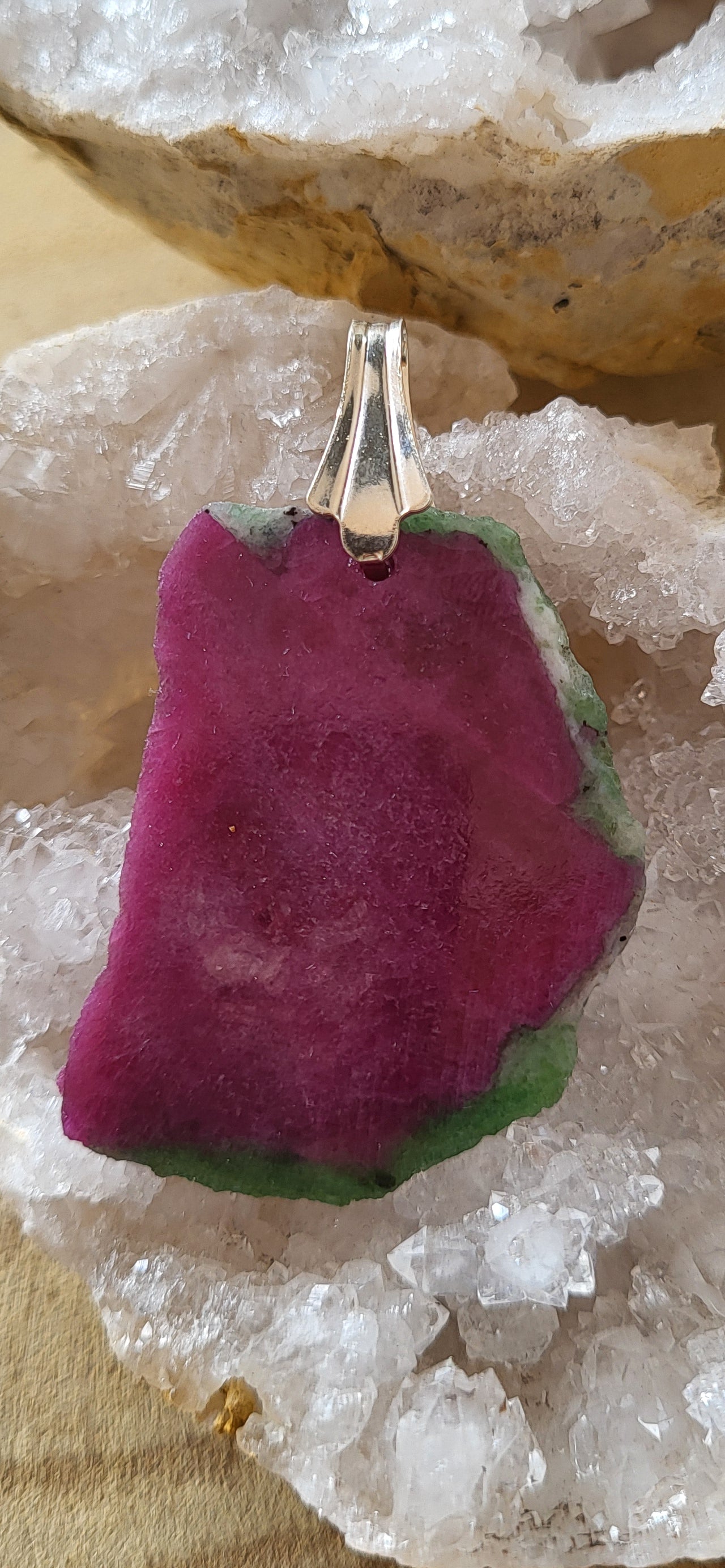 Colgante loncha de Rubí con Zoisita en semi bruto en Plata
