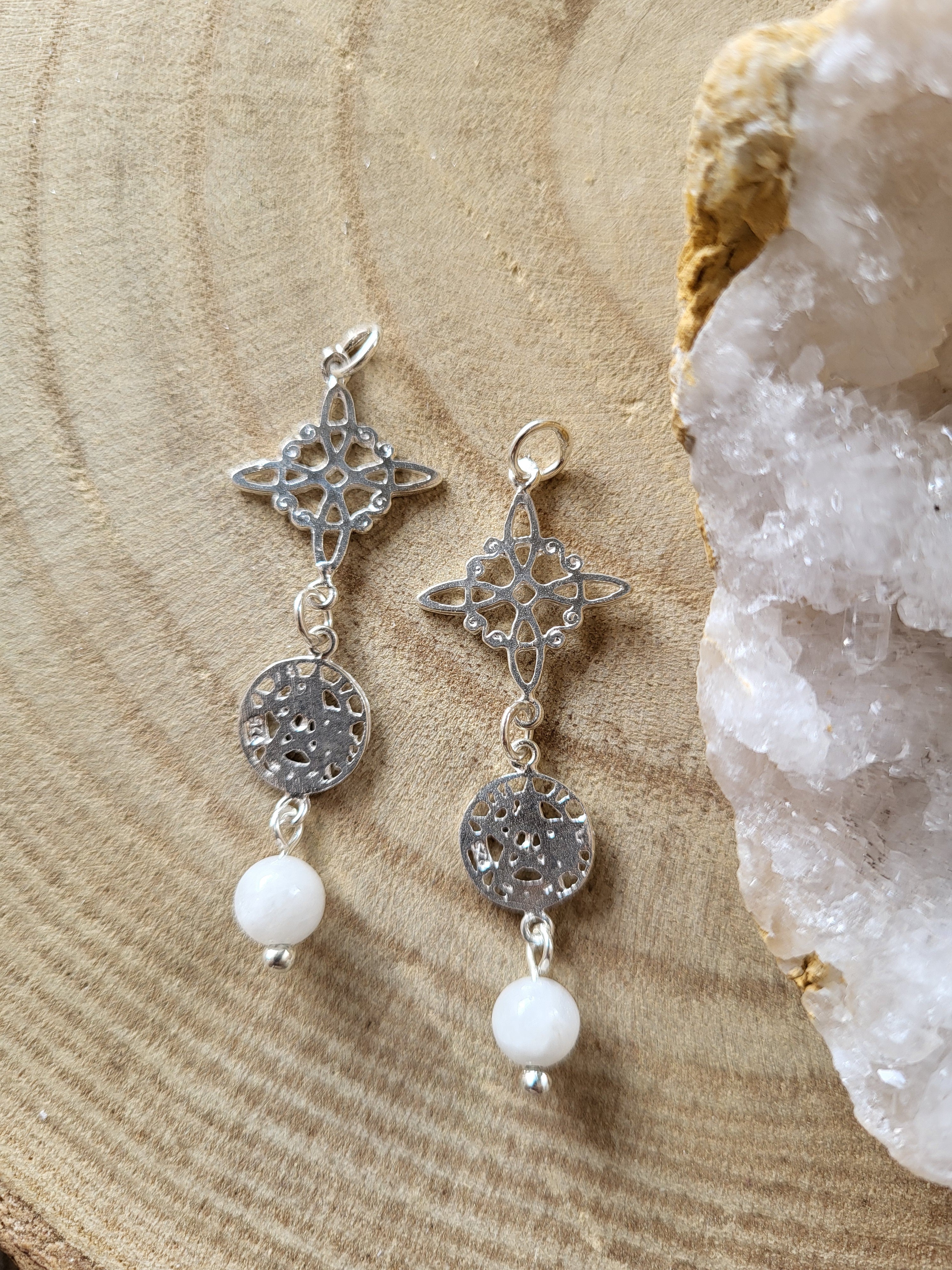 Doble Protección en Plata – Nudo de Bruja, Tetragrámatron y Piedra Luna