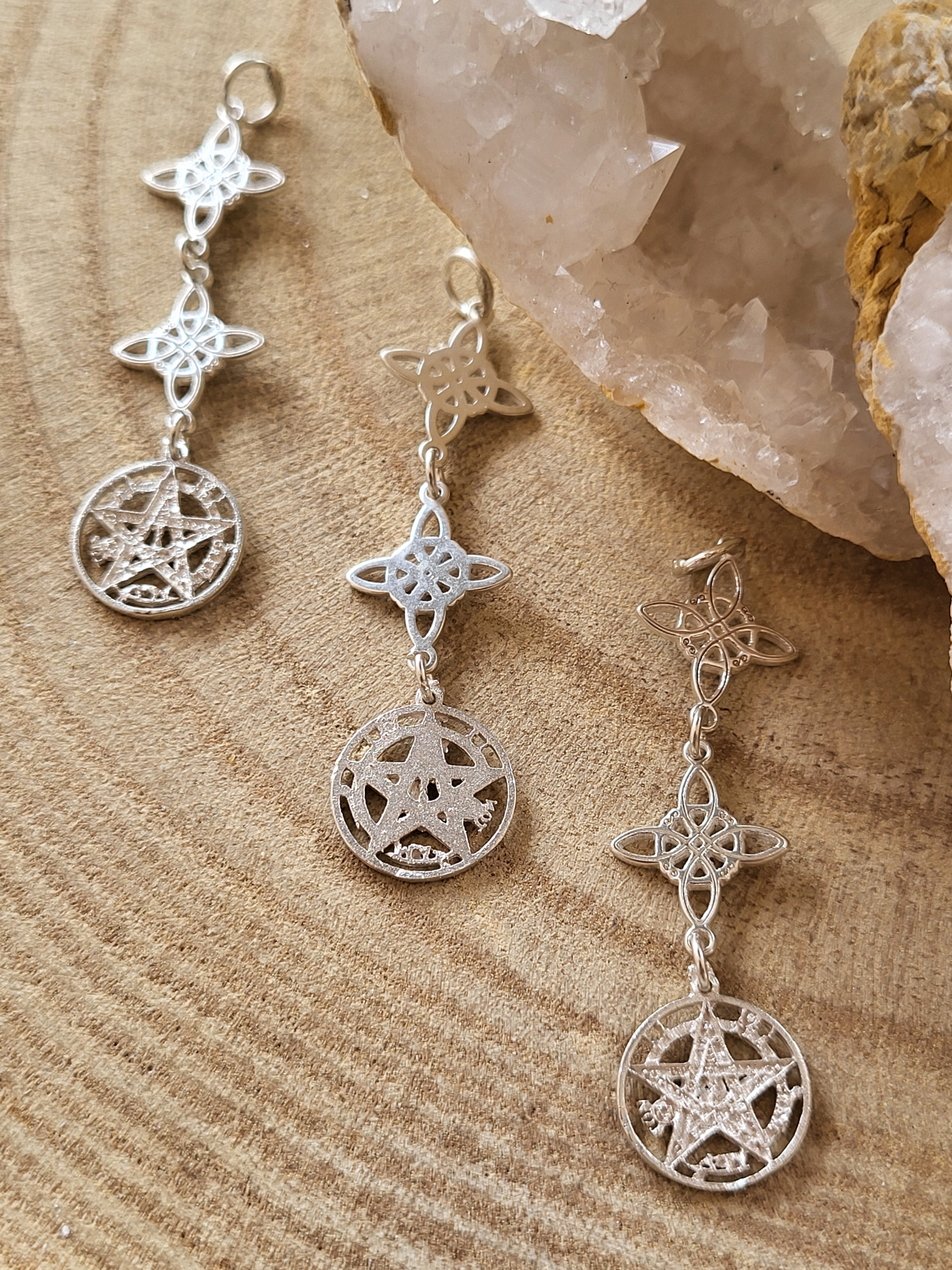 Triple Protección en Plata – Nudo de Bruja y Tetragrámaton