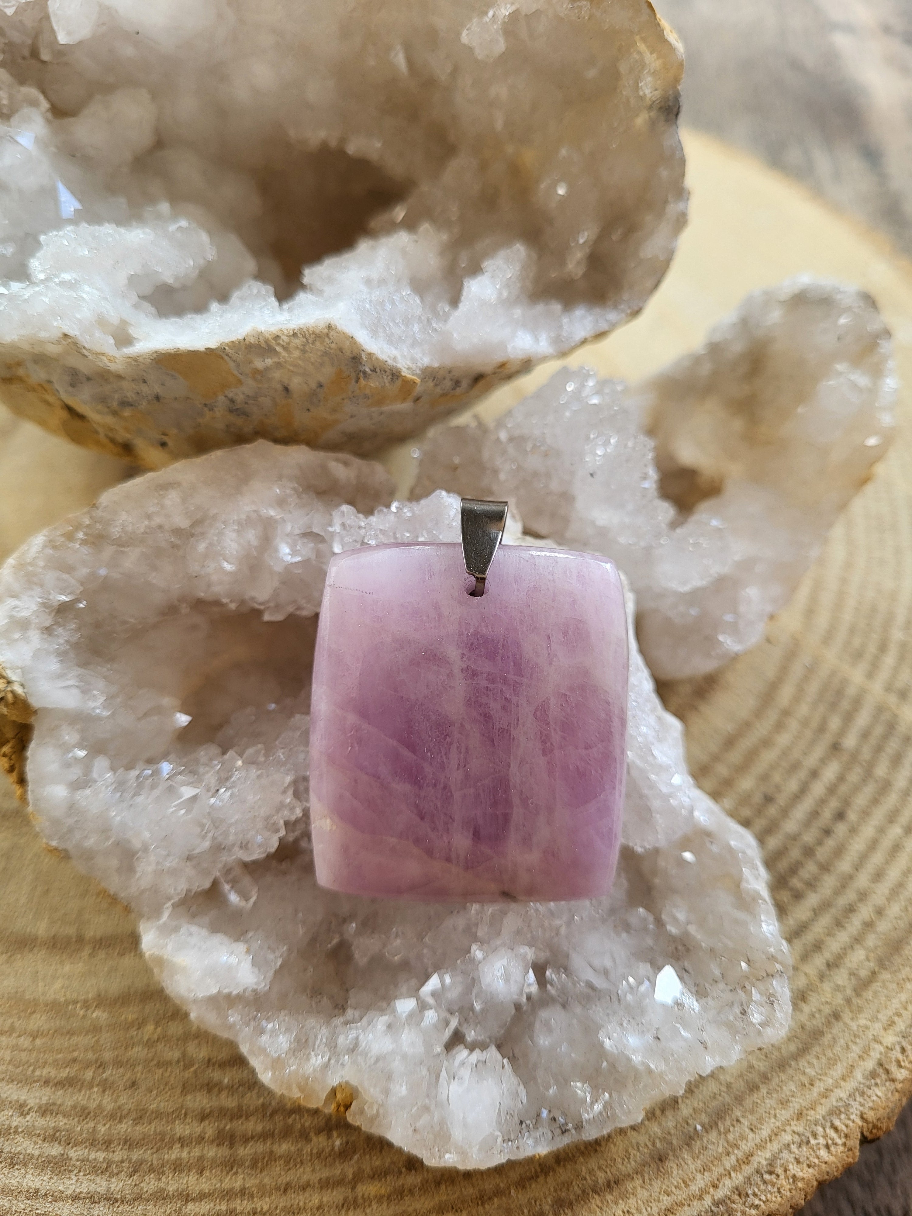 Colgante de Kunzita – Amor Incondicional, Apertura del Corazón y Dulzura Interior