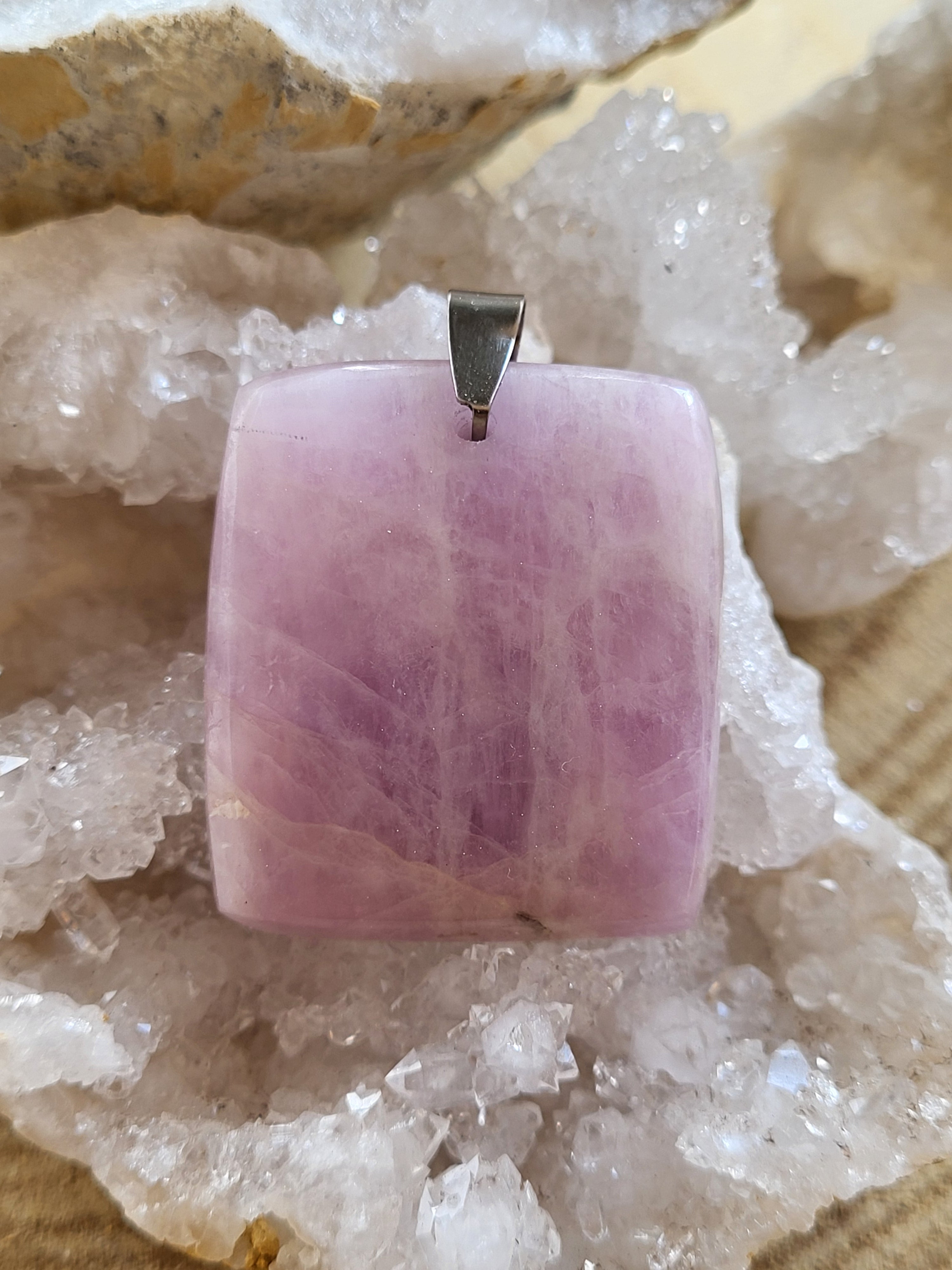 Colgante de Kunzita – Amor Incondicional, Apertura del Corazón y Dulzura Interior