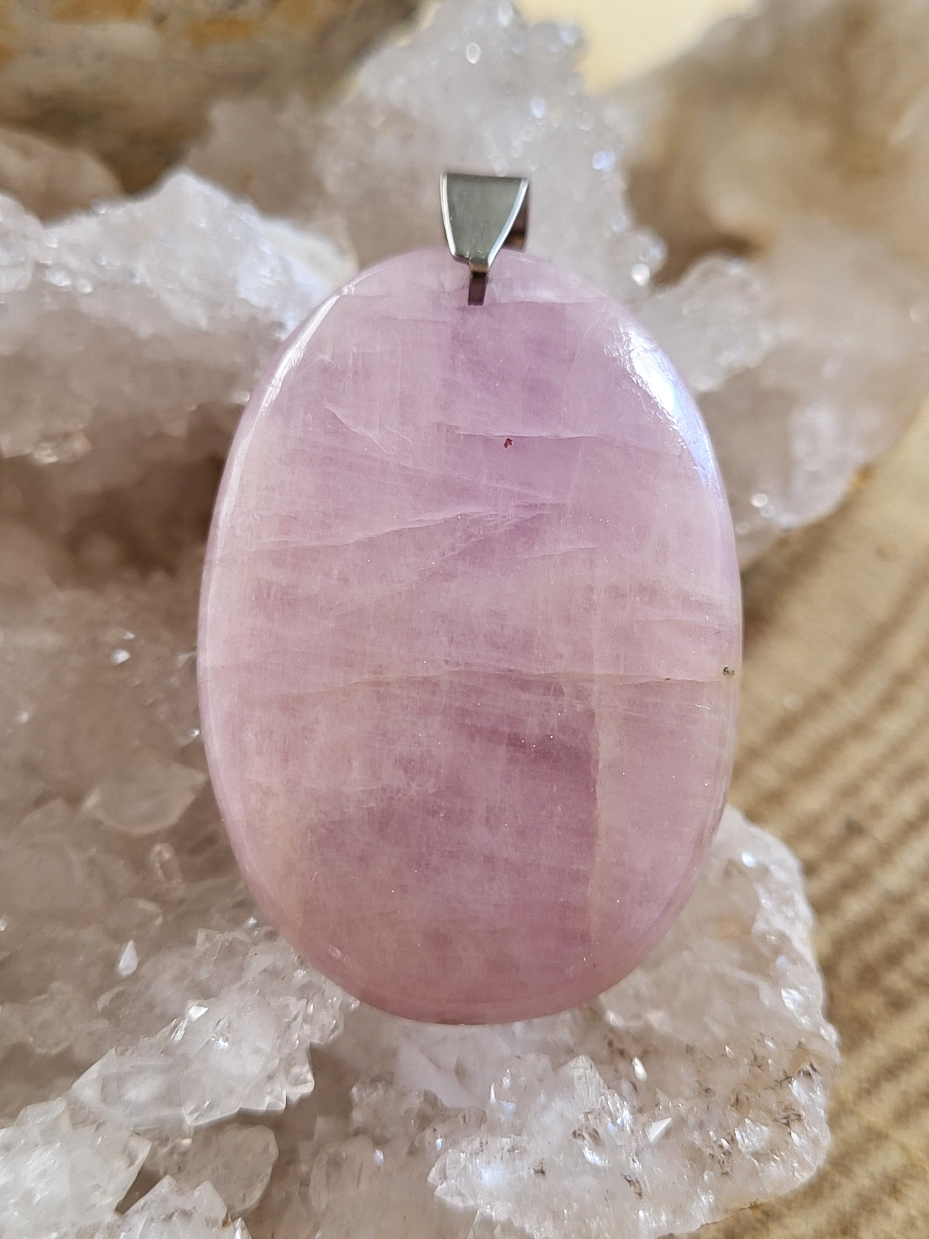 Colgante de Kunzita – Amor Incondicional, Apertura del Corazón y Dulzura Interior