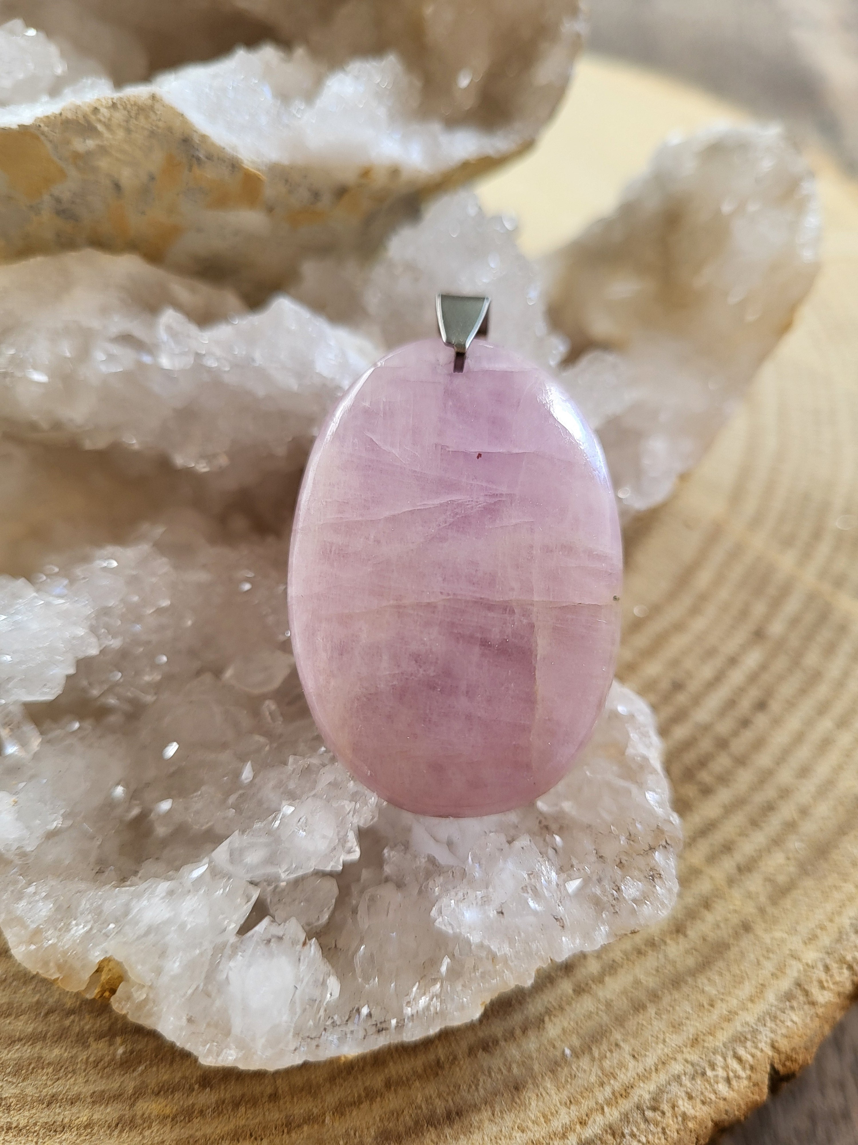 Colgante de Kunzita – Amor Incondicional, Apertura del Corazón y Dulzura Interior