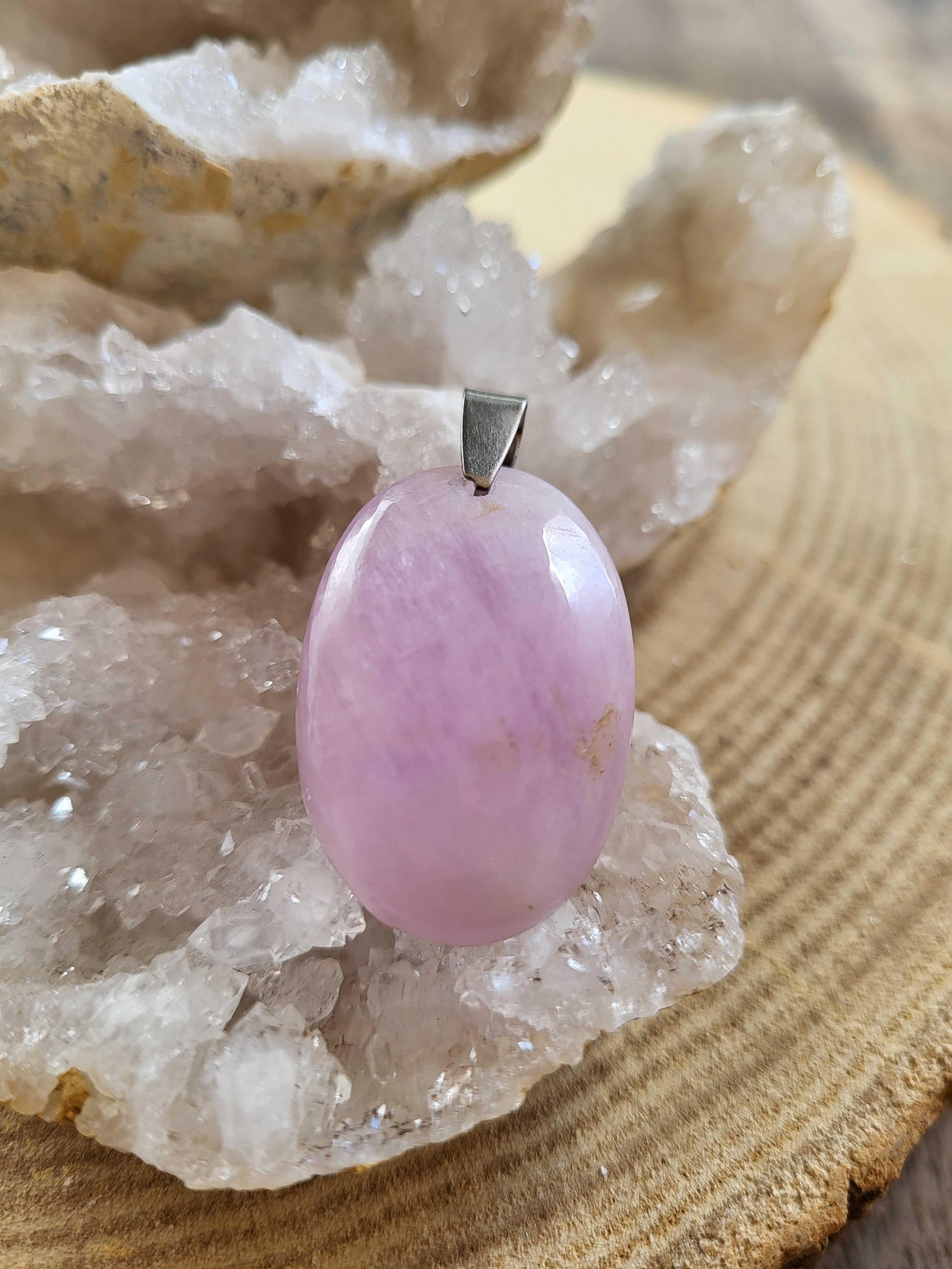 Colgante de Kunzita – Amor Incondicional, Apertura del Corazón y Dulzura Interior