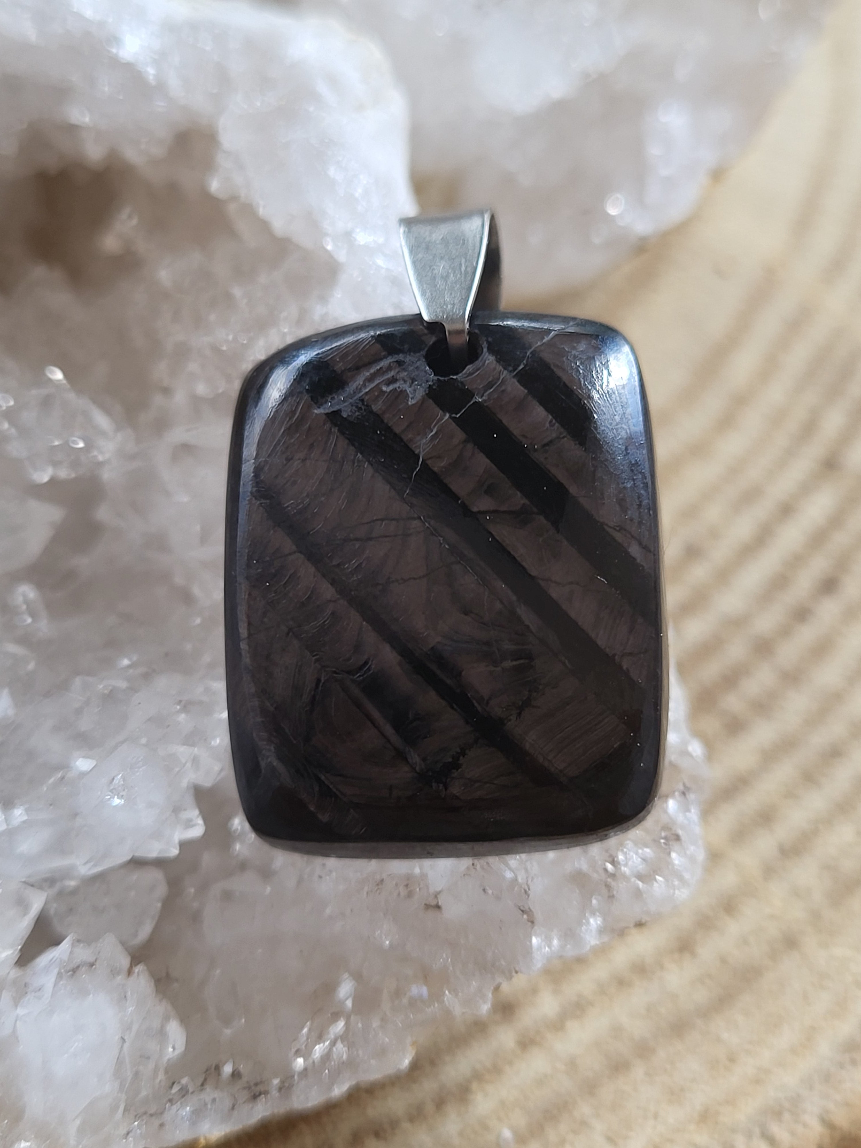 Colgante de Hiperestenia – Equilibrio, Intuición y Calma Interior