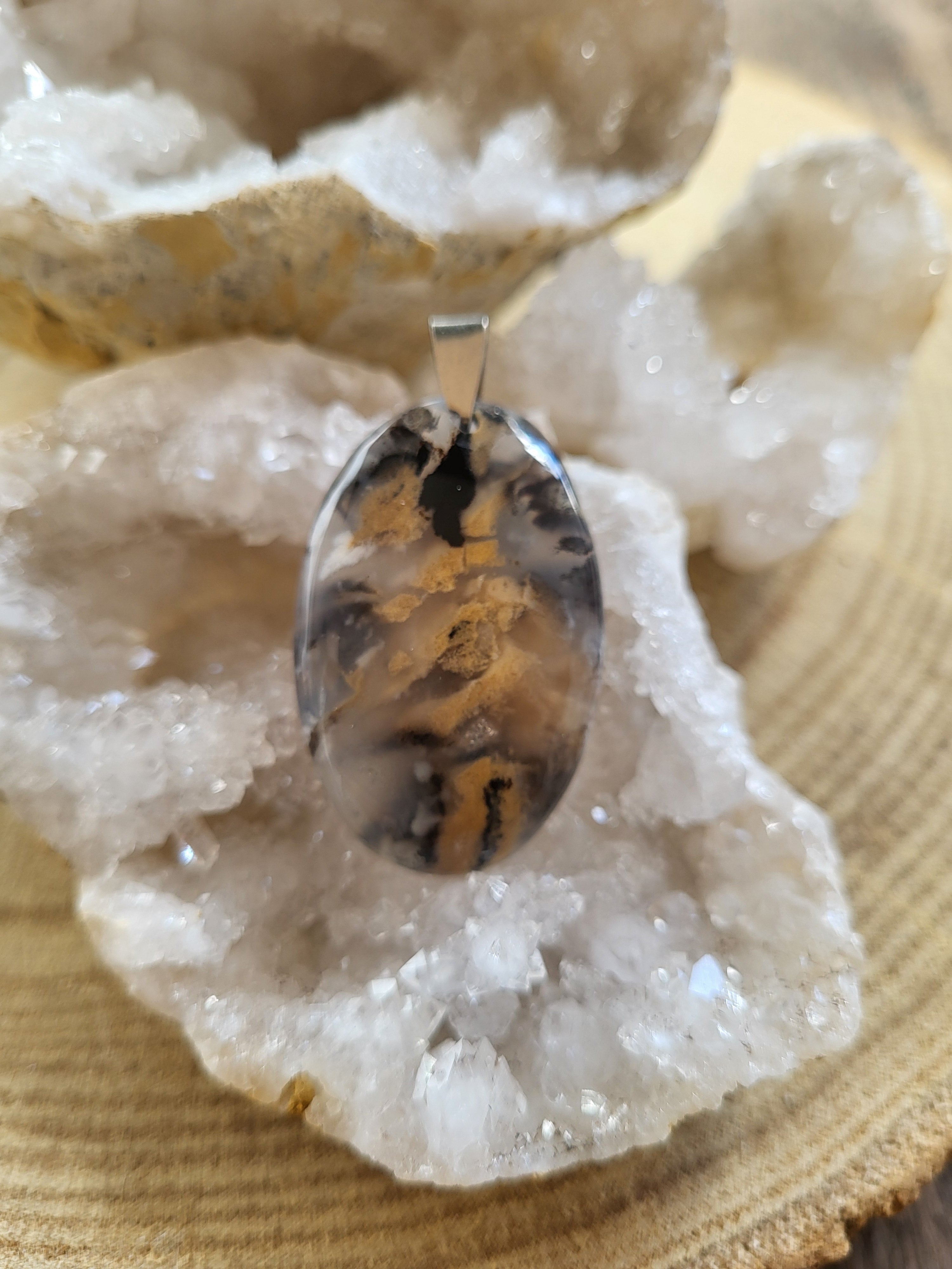 Colgante de Calcedonia Rood – Vitalidad, Confianza y Energía Creativa