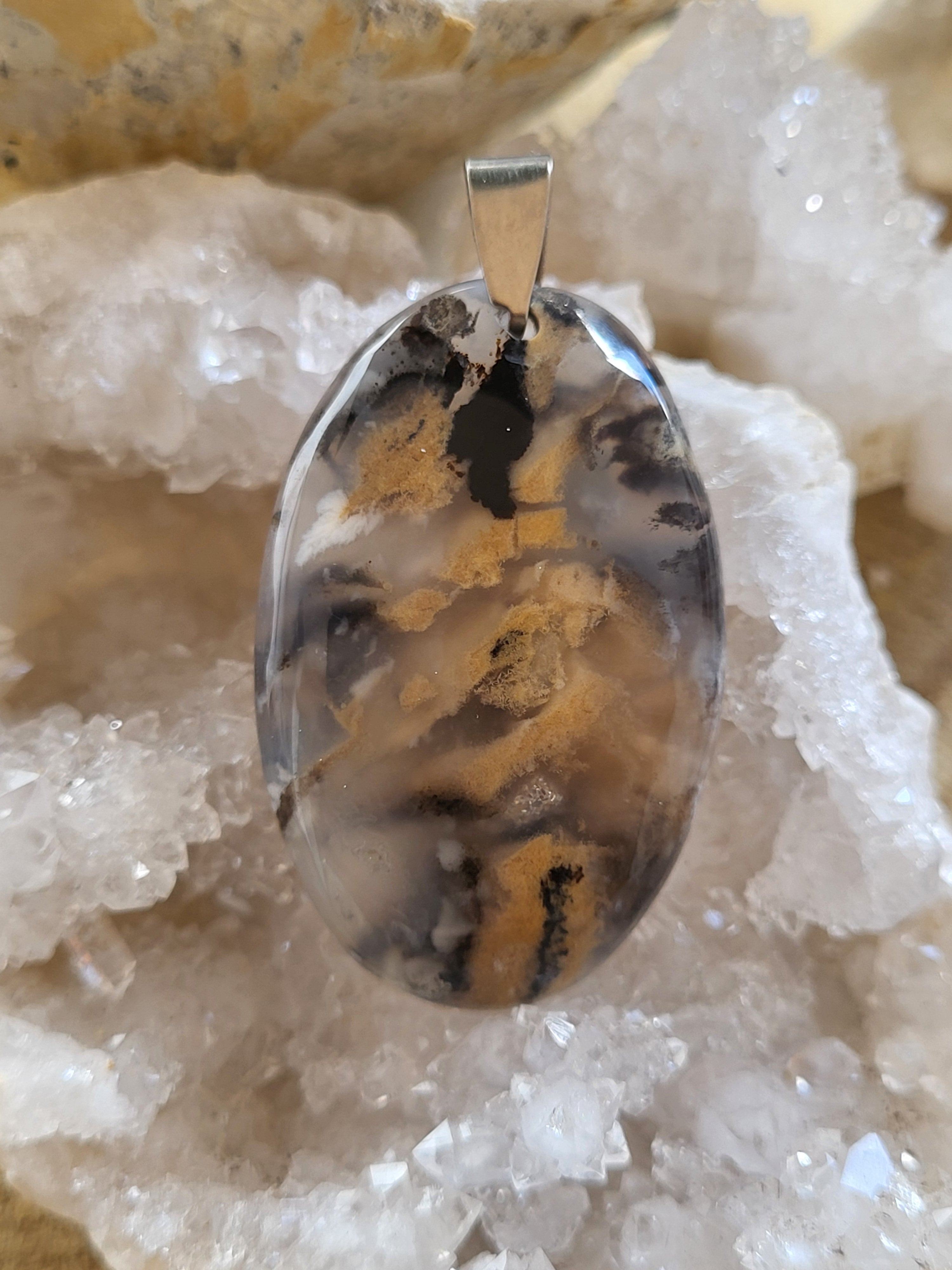 Colgante de Calcedonia Rood – Vitalidad, Confianza y Energía Creativa