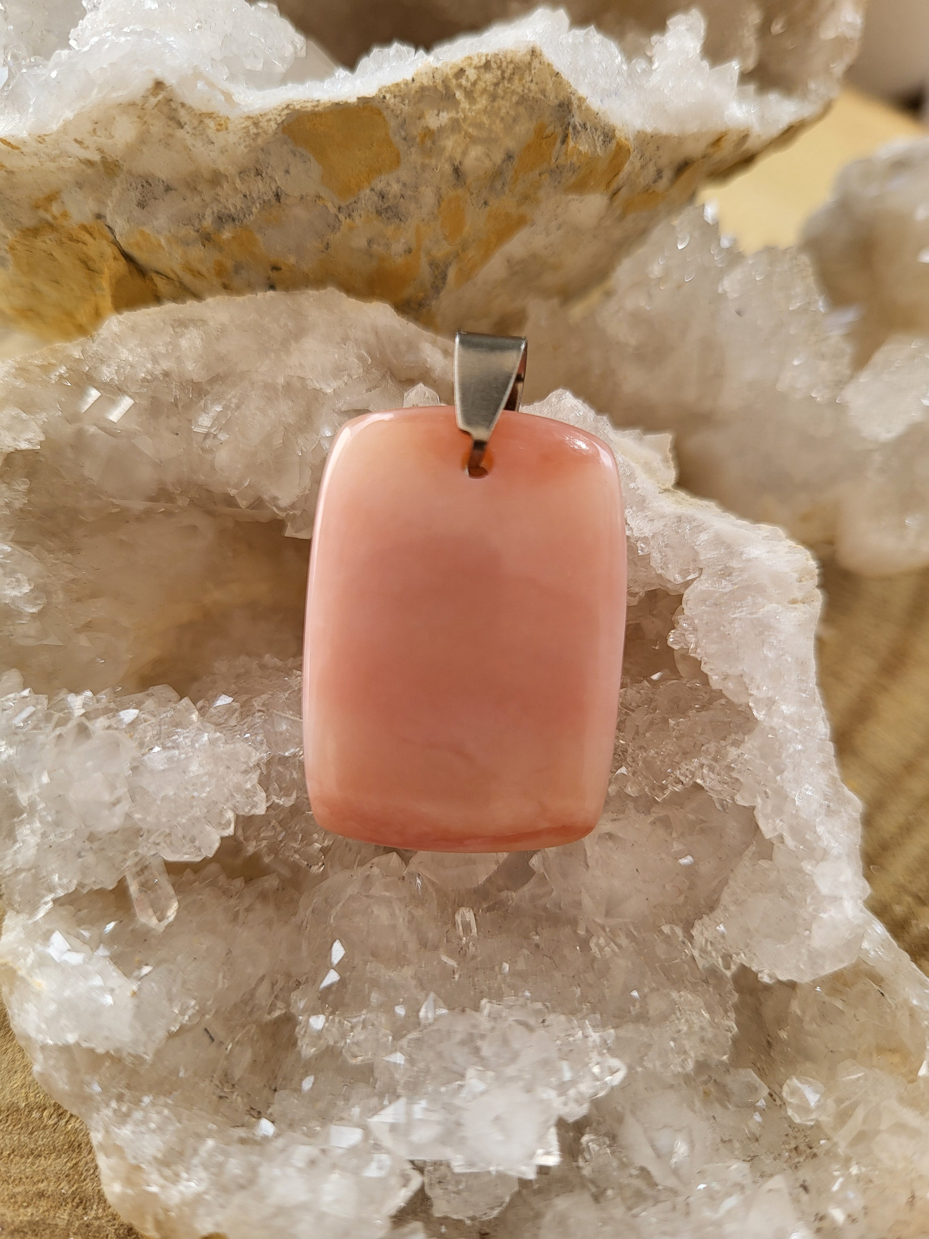 Colgante de Ópalo Rosa Natural con Argolla de Acero