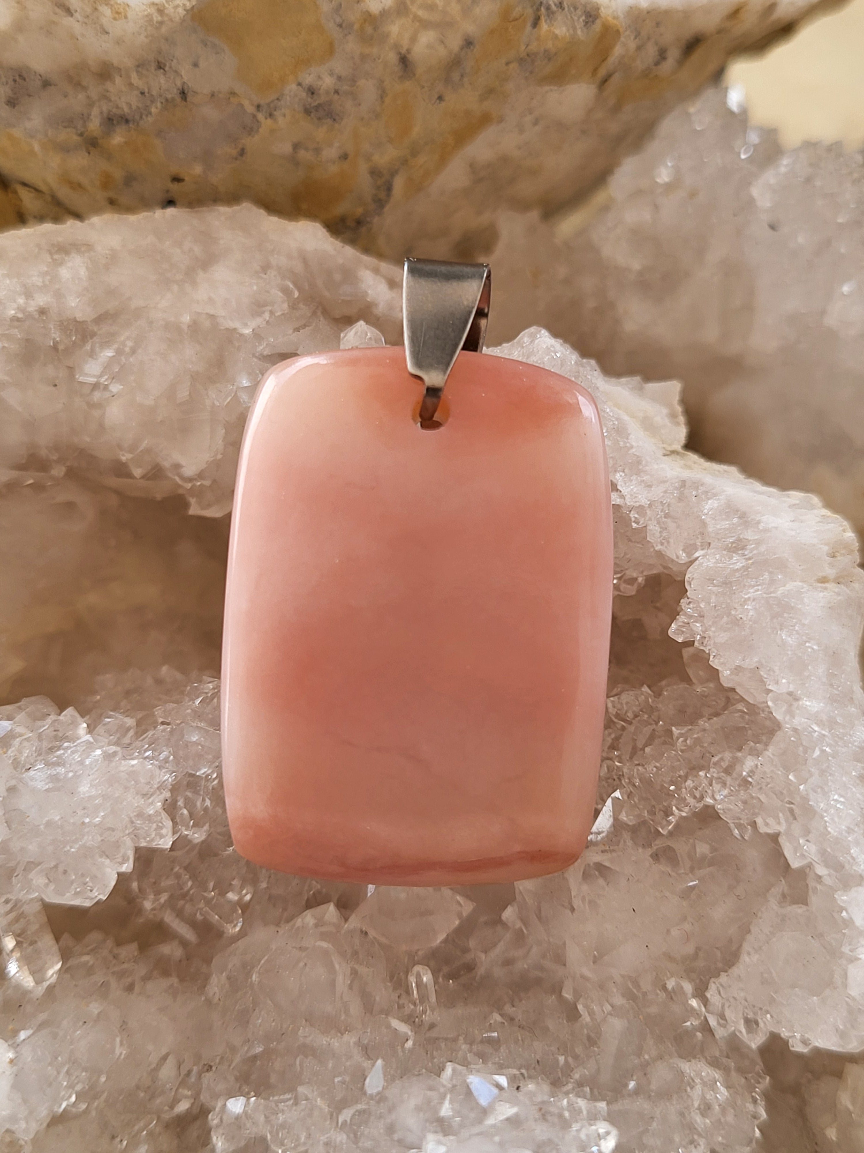 Colgante de Ópalo Rosa Natural con Argolla de Acero