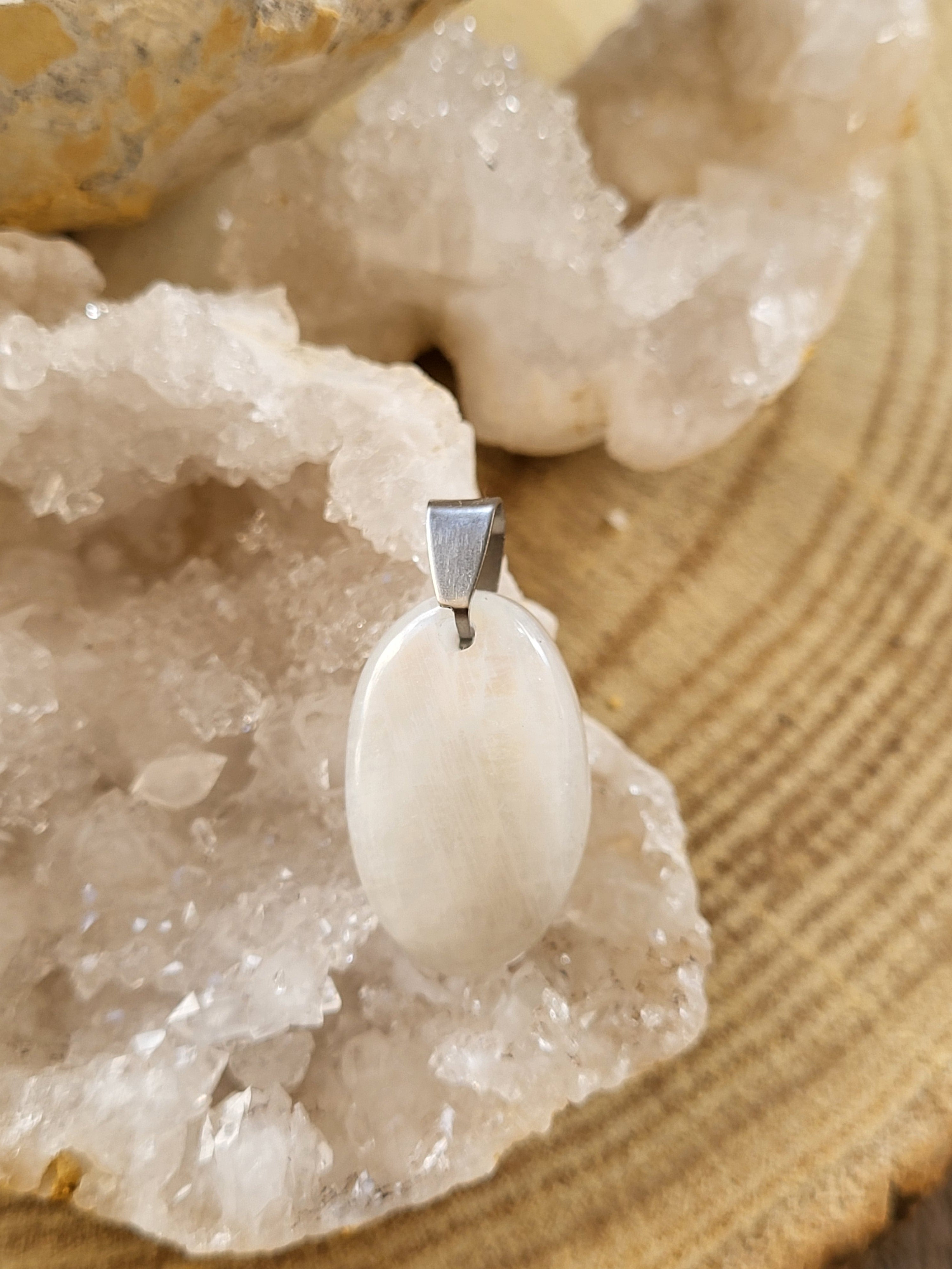 Colgante de Piedra Luna – Intuición, Feminidad y Nuevos Comienzos