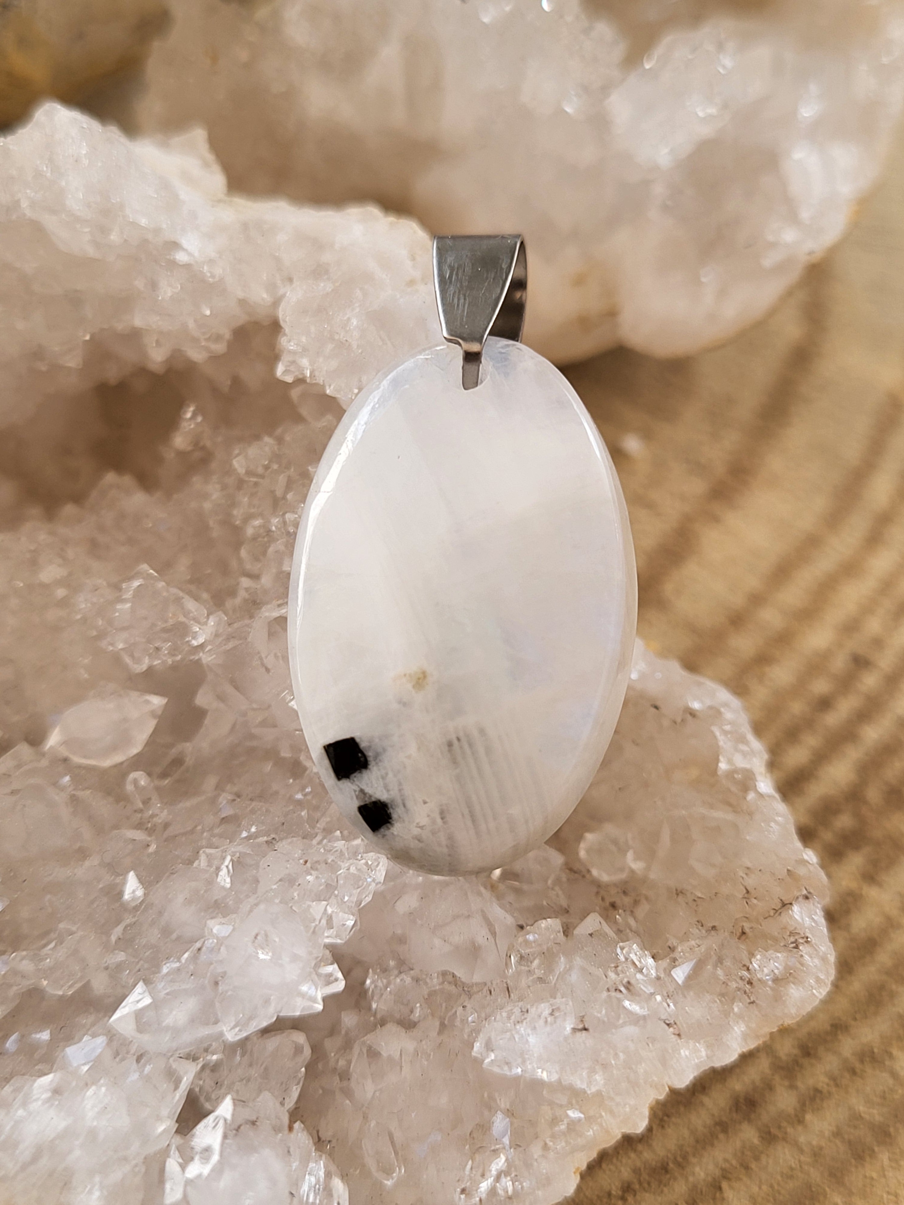 Colgante de Piedra Luna – Intuición, Feminidad y Nuevos Comienzos