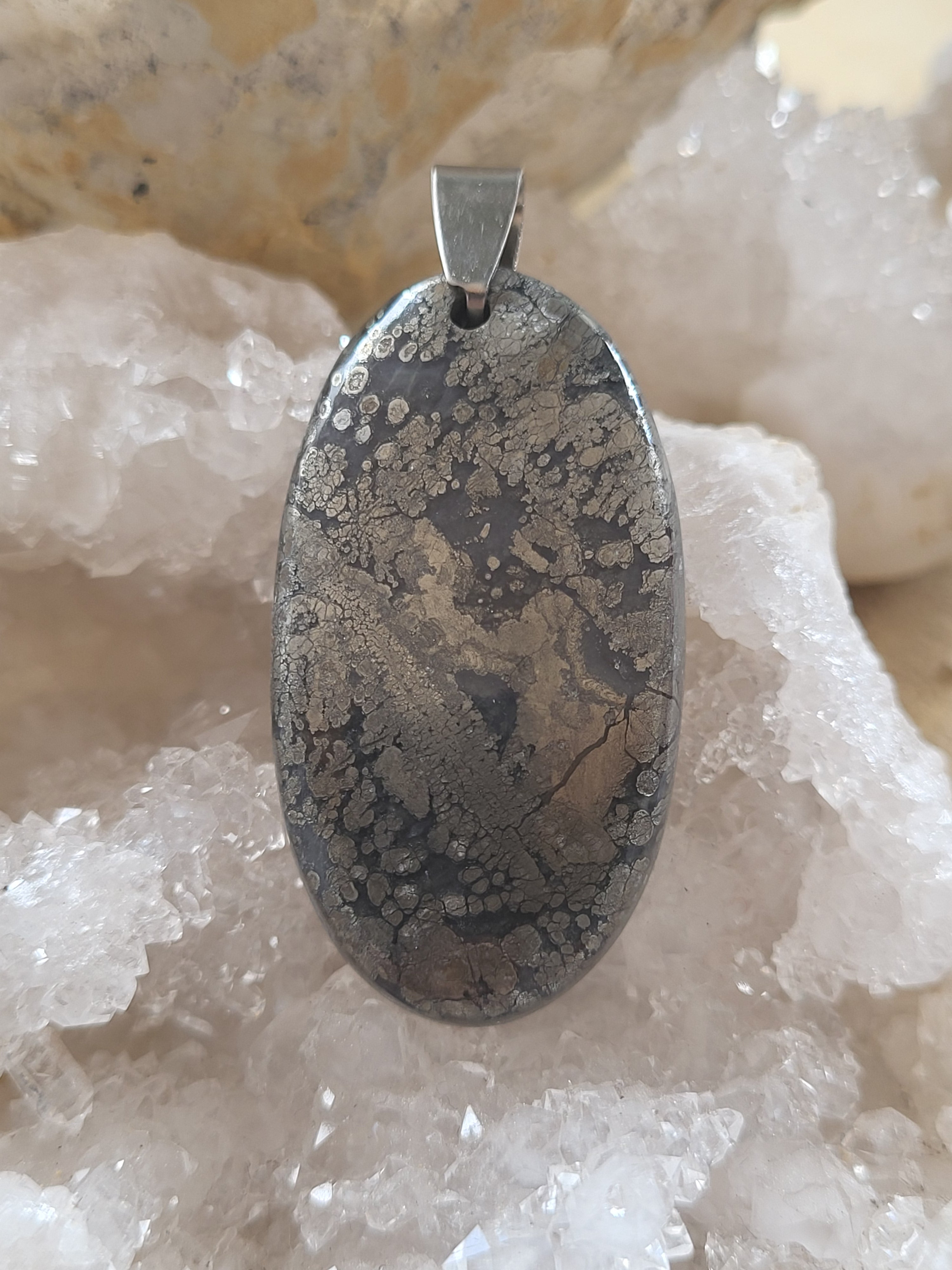 Colgante de Marcasita – Protección, Claridad y Fuerza Mental