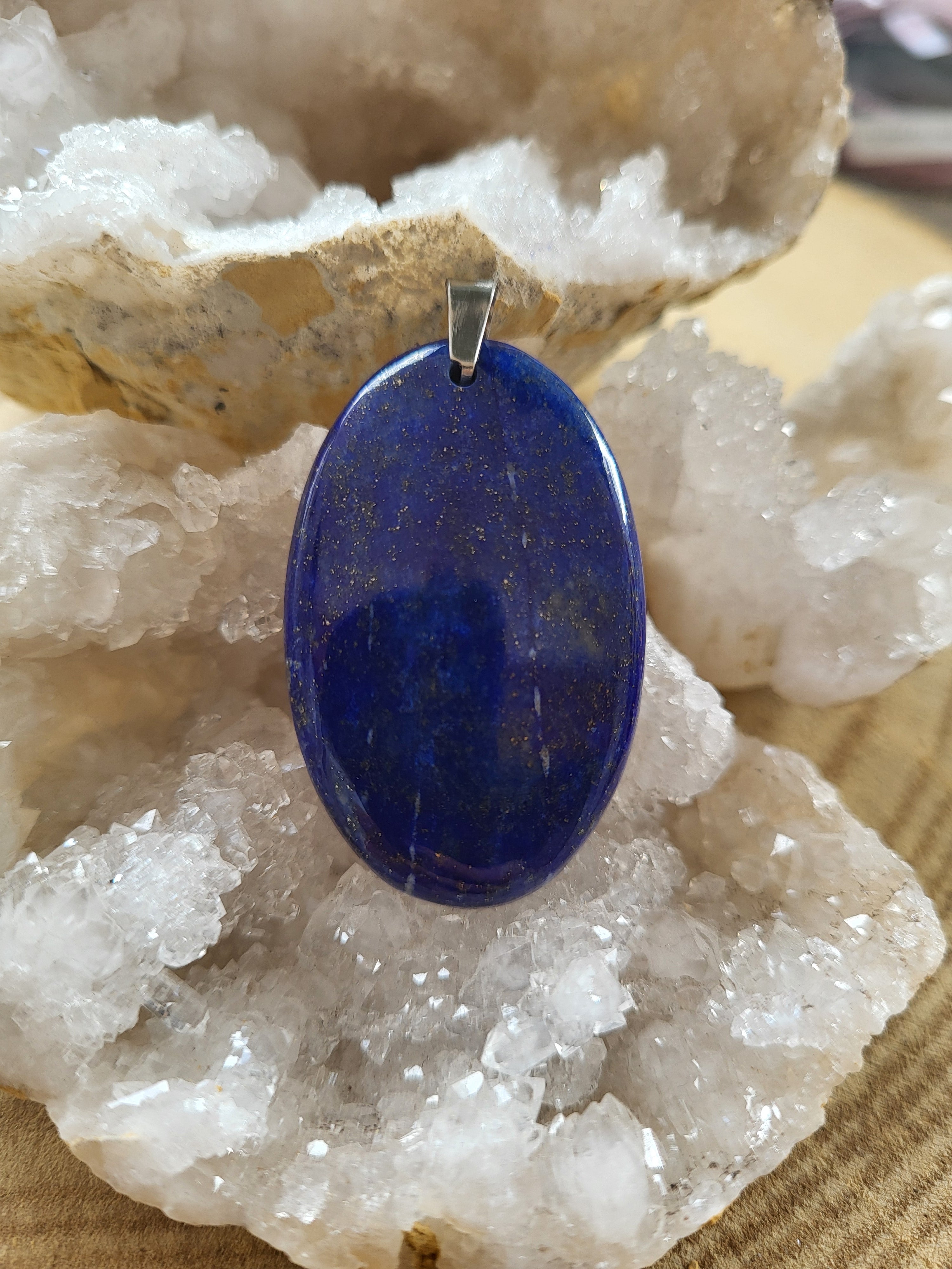 Colgante de Lapislázuli – Sabiduría, Intuición y Expresión Auténtica