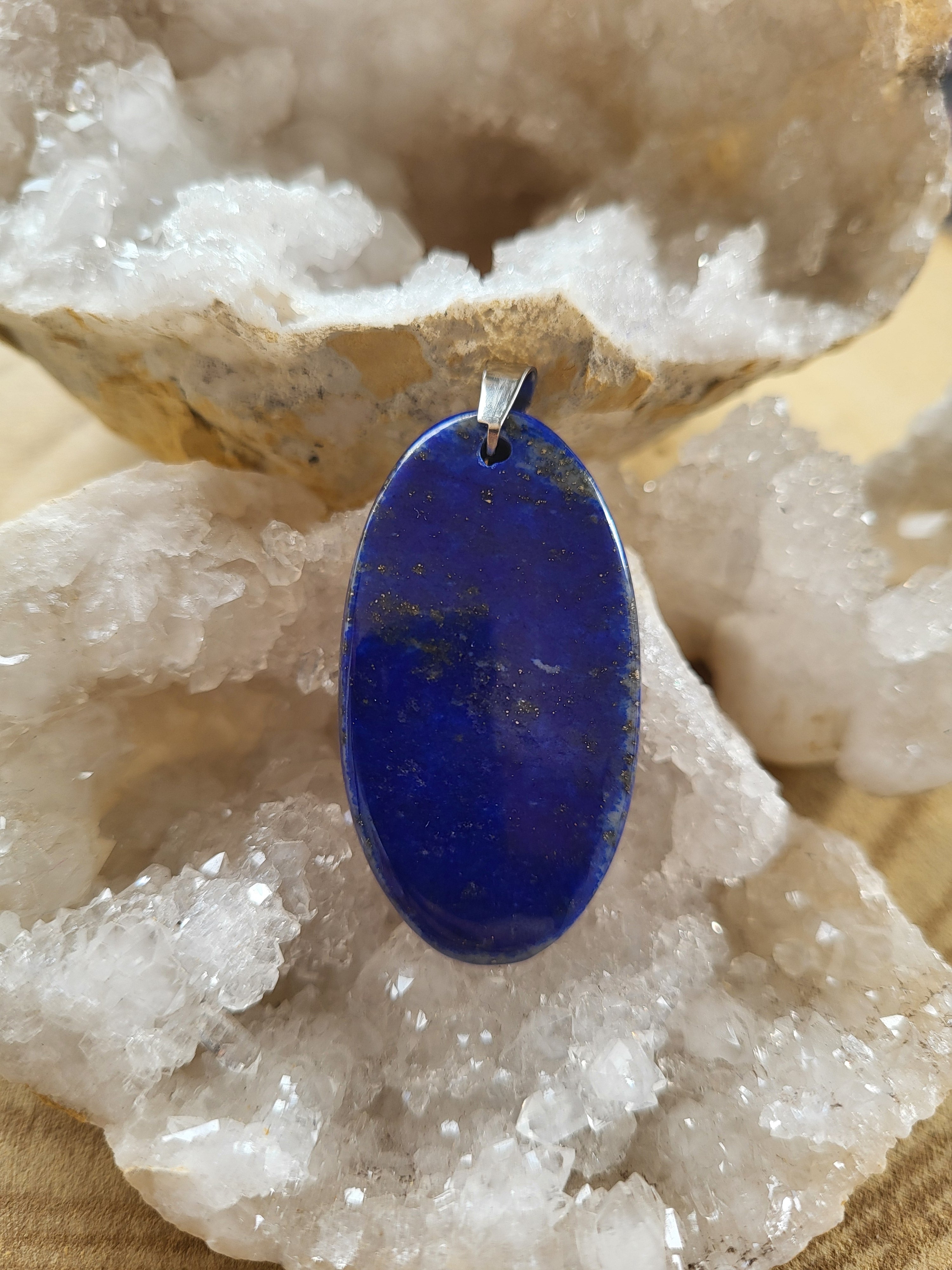 Colgante de Lapislázuli – Sabiduría, Intuición y Expresión Auténtica