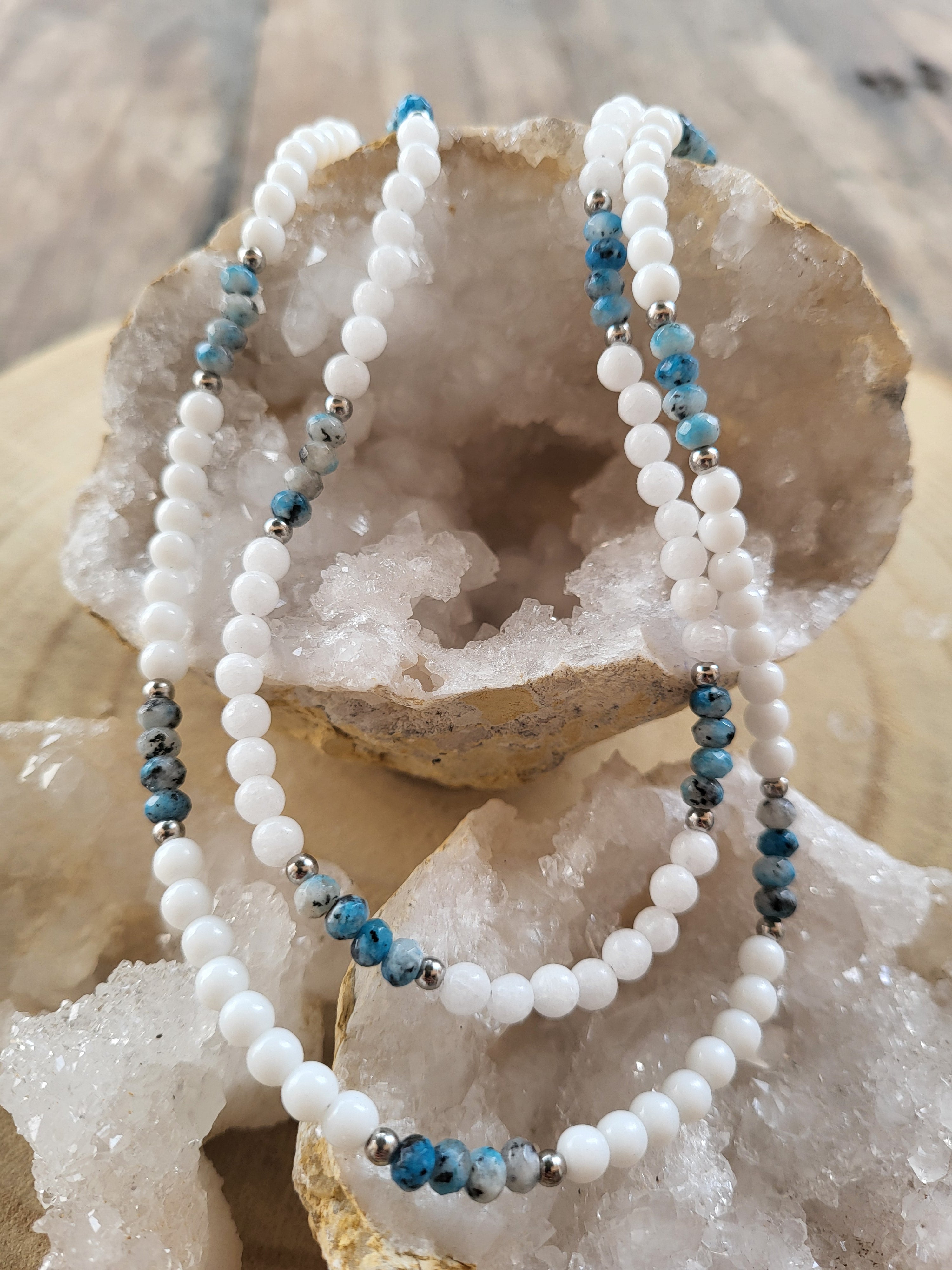 Gargantilla Calma – Jade Blanco y K2 | Serenidad y Elevación Espiritual