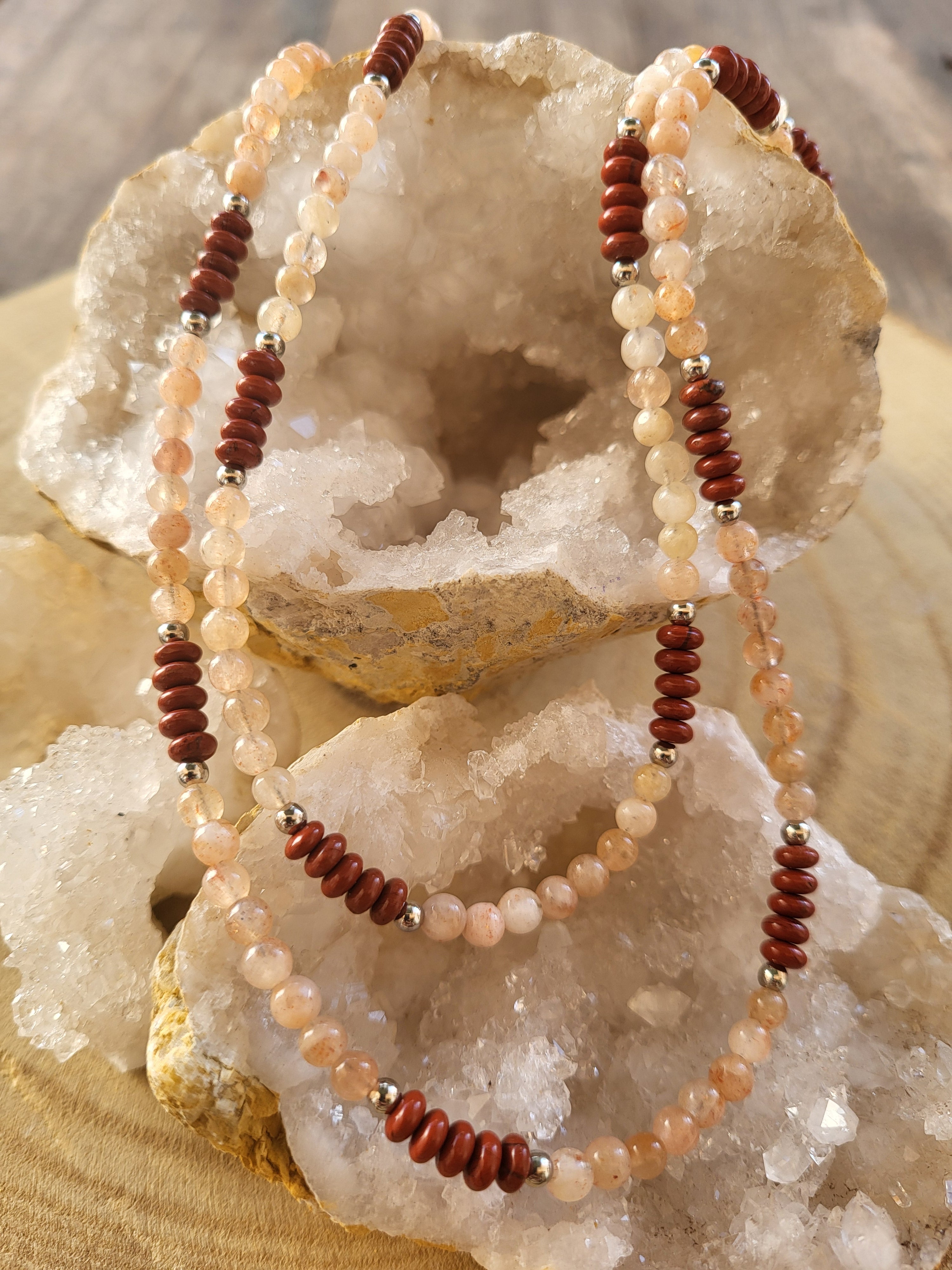 Gargantilla Sentir – Piedra Sol y Jaspe Rojo | Autenticidad y Vitalidad