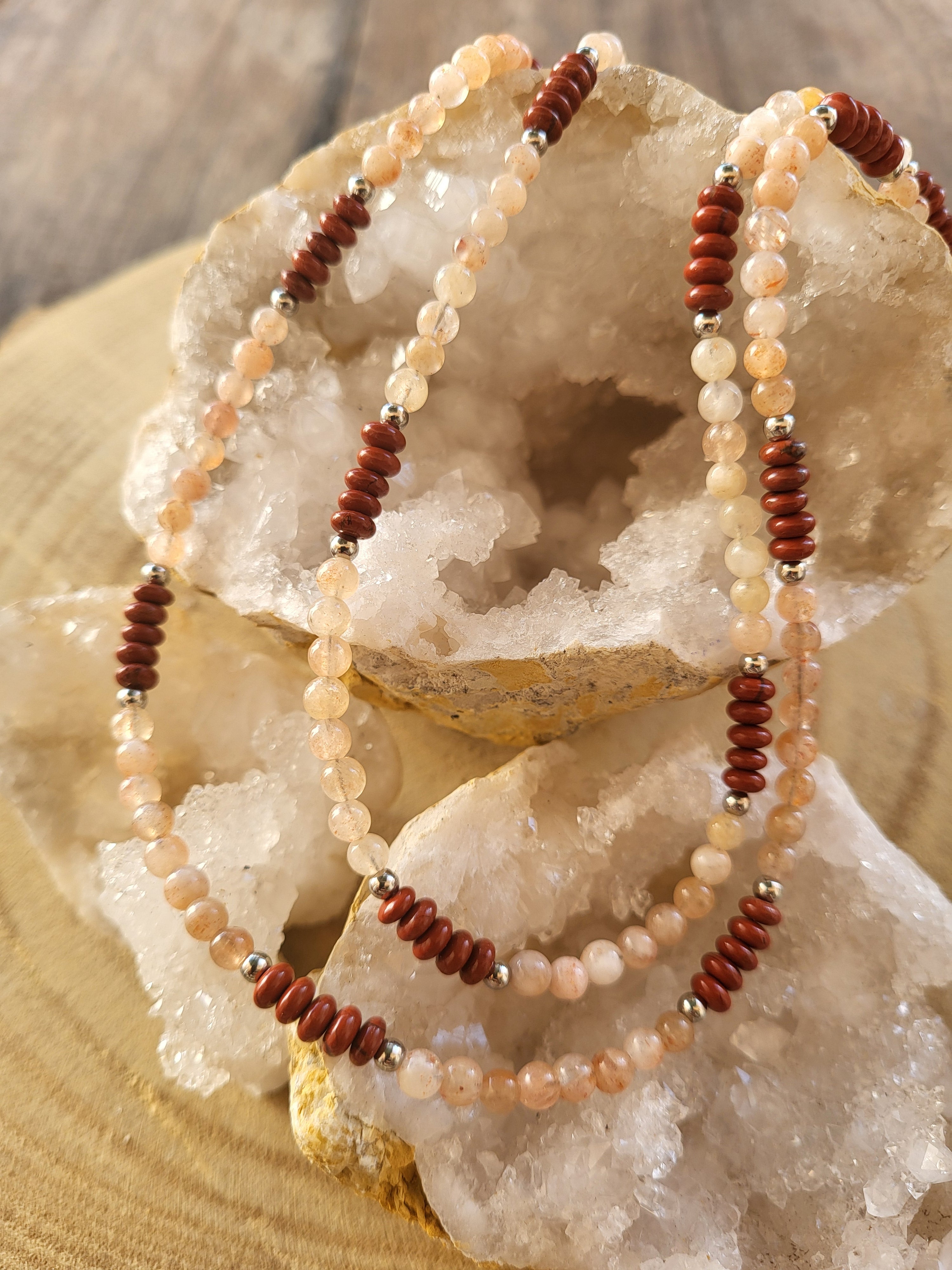 Gargantilla Sentir – Piedra Sol y Jaspe Rojo | Autenticidad y Vitalidad