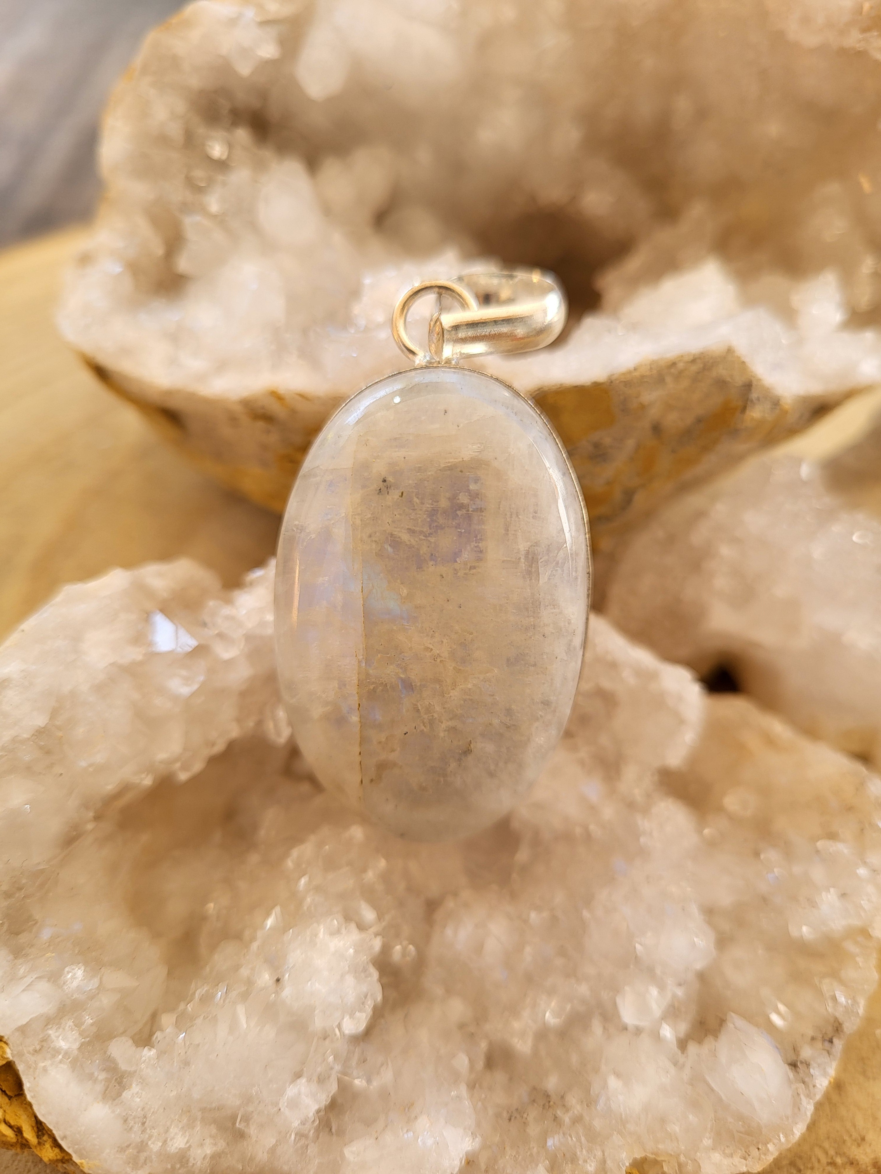 Colgante de Piedra Luna Oval – Intuición, Feminidad y Ciclos de Vida
