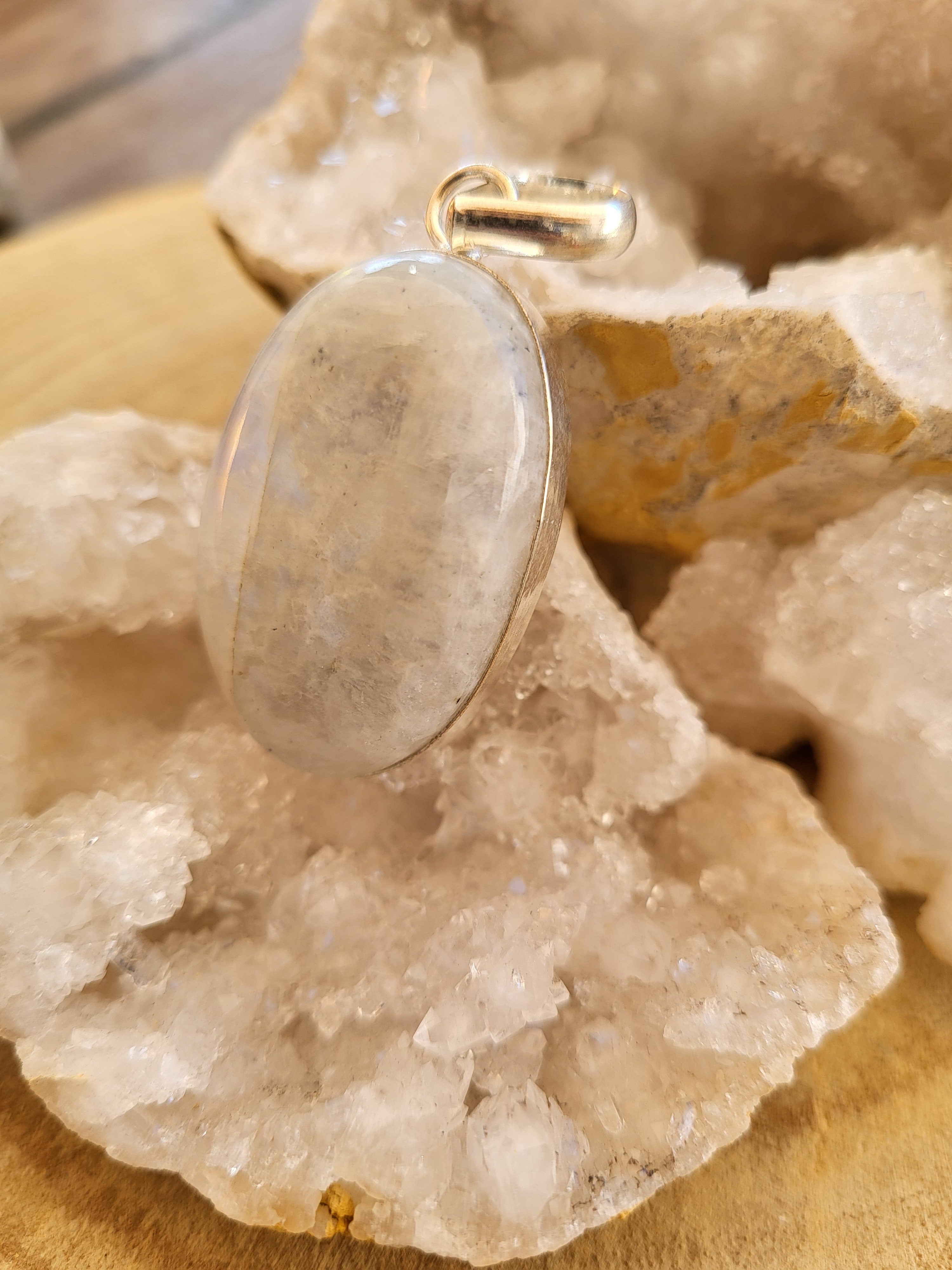 Colgante de Piedra Luna Oval – Intuición, Feminidad y Ciclos de Vida