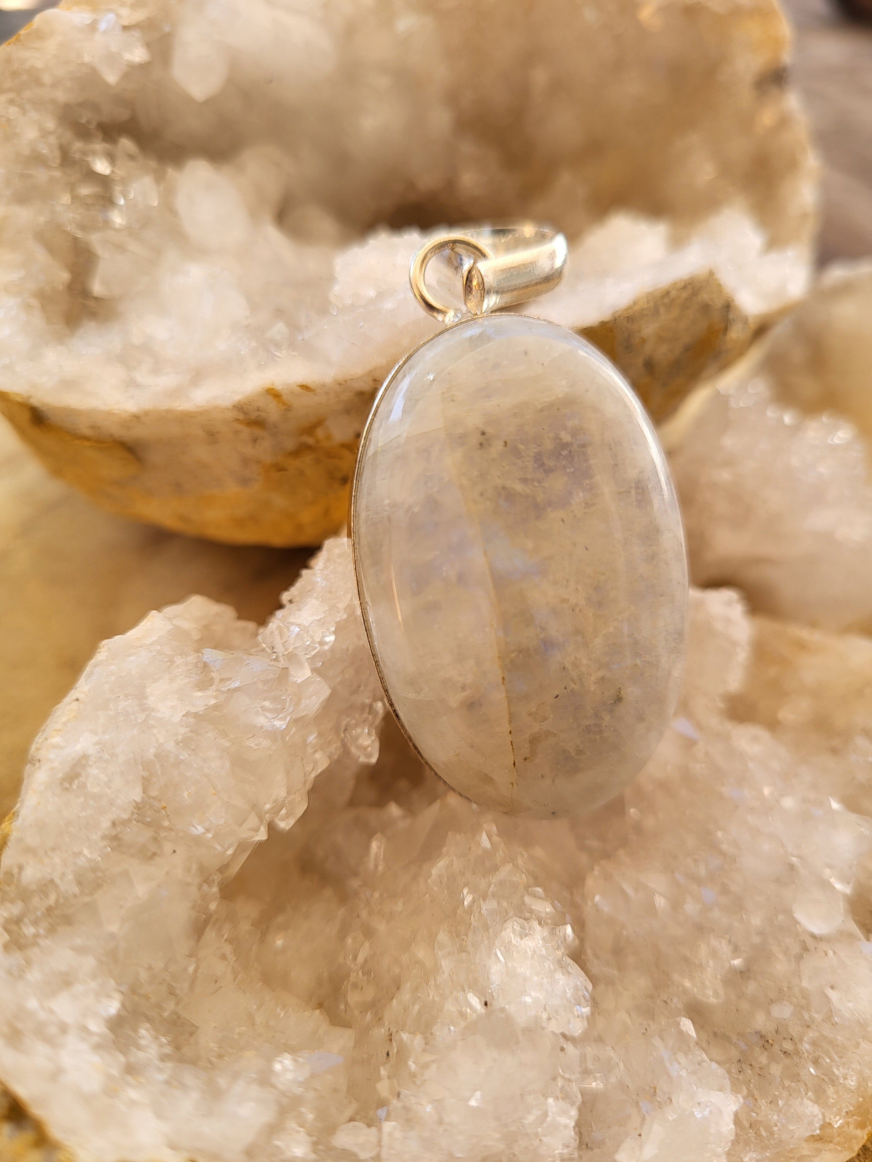 Colgante de Piedra Luna Oval – Intuición, Feminidad y Ciclos de Vida