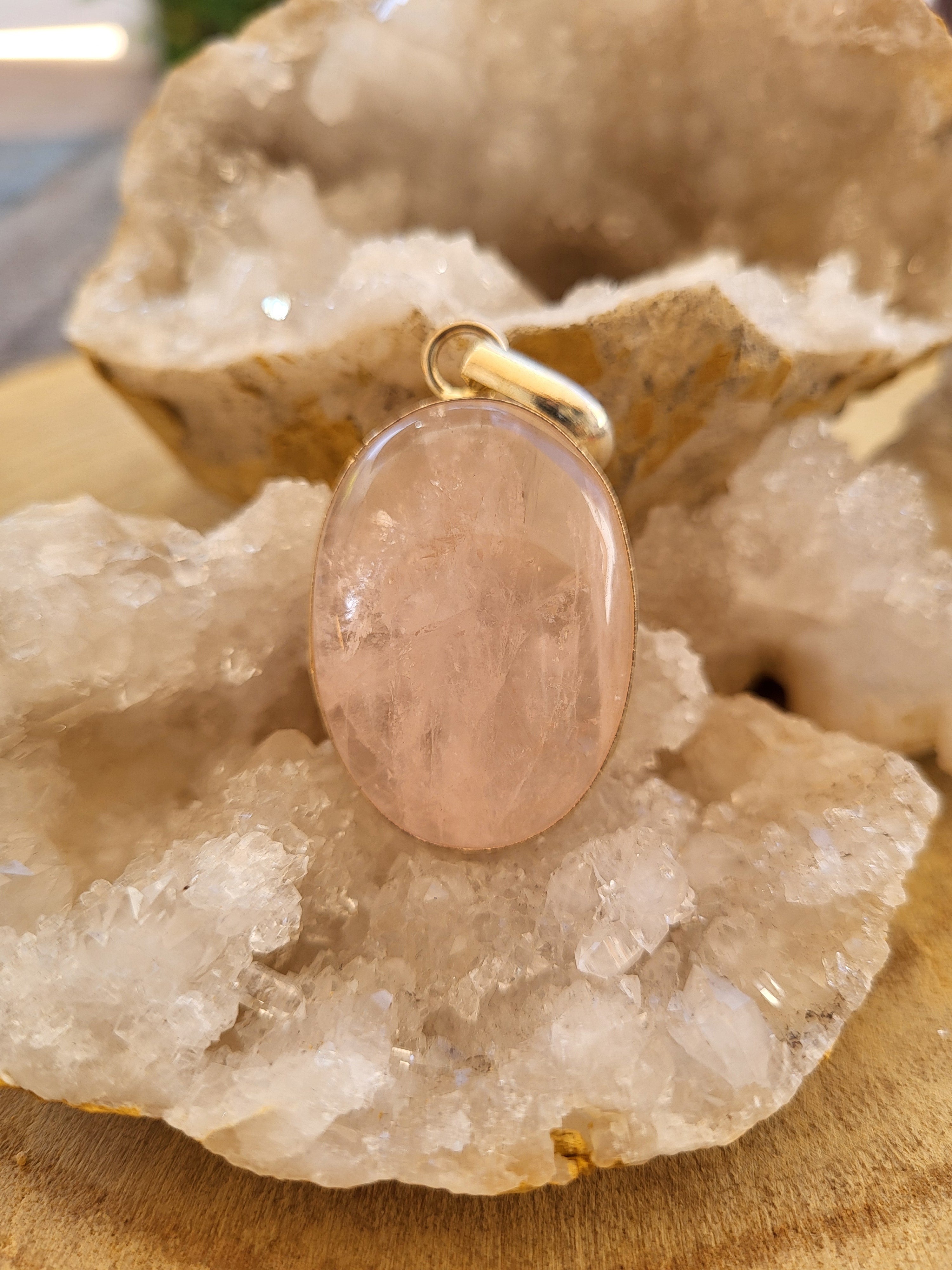 Colgante de Cuarzo Rosa Oval – Amor, Ternura y Sanación del Corazón