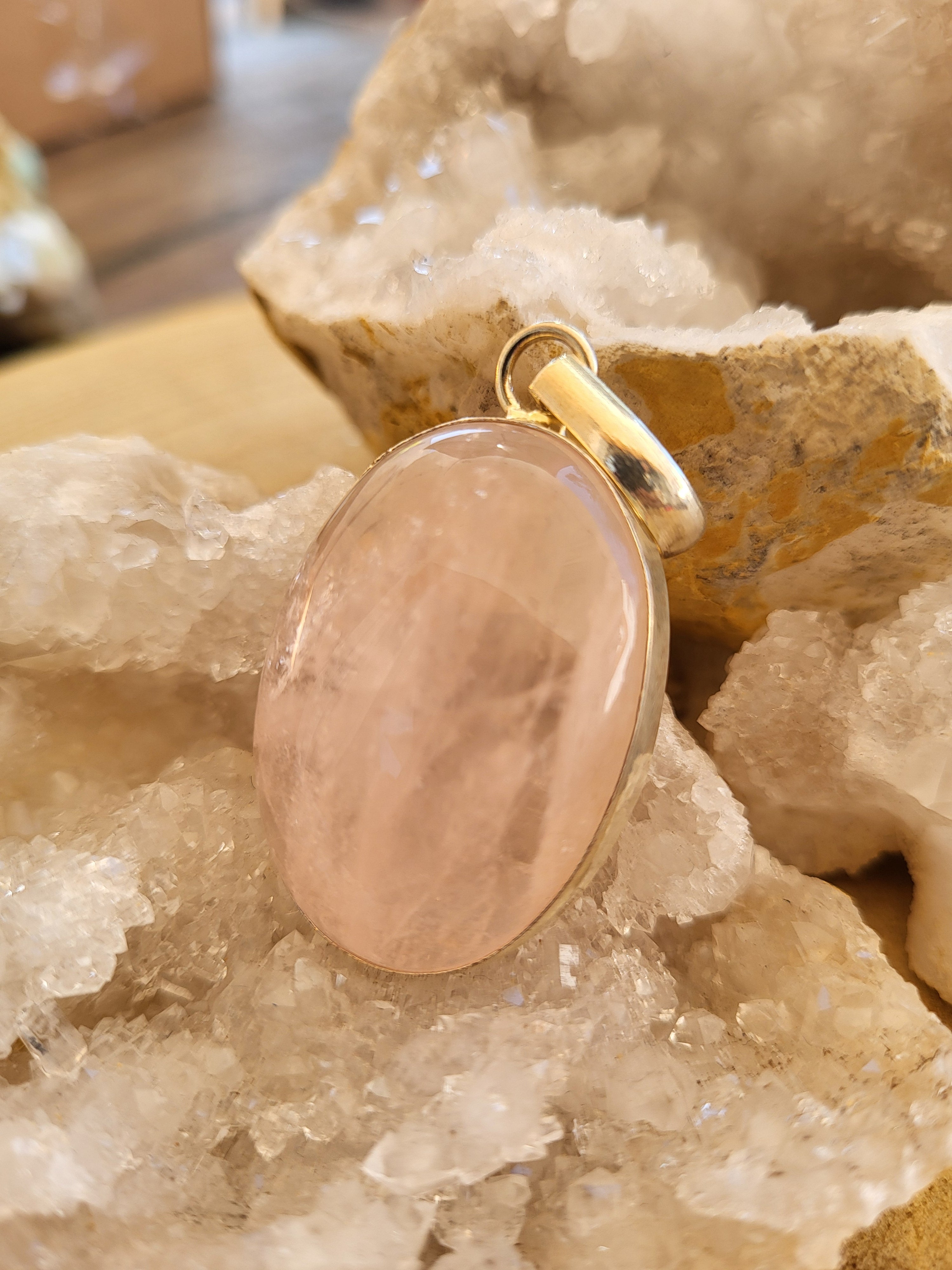 Colgante de Cuarzo Rosa Oval – Amor, Ternura y Sanación del Corazón