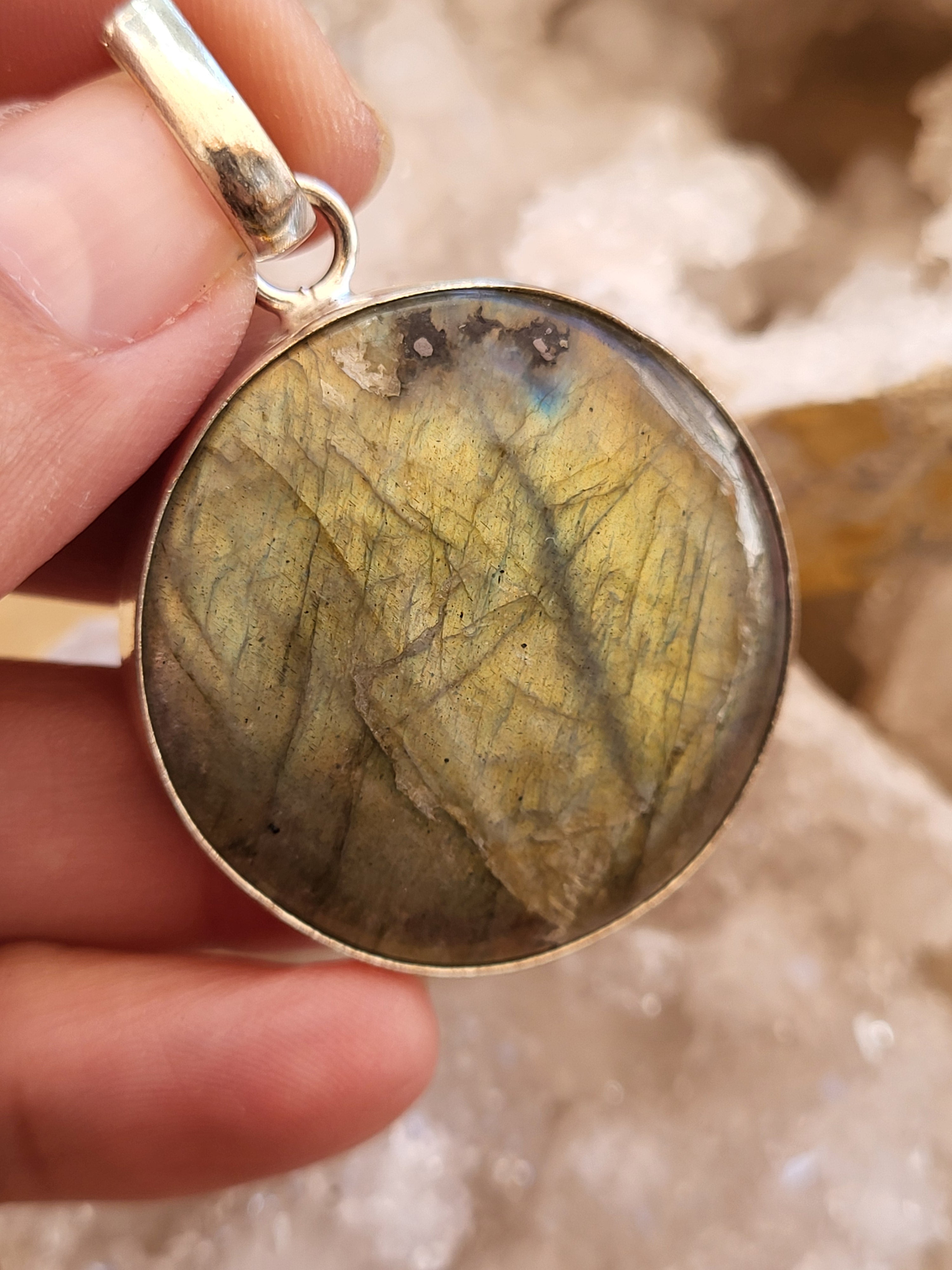Colgante de Labradorita Redondo – Magia, Intuición y Transformación