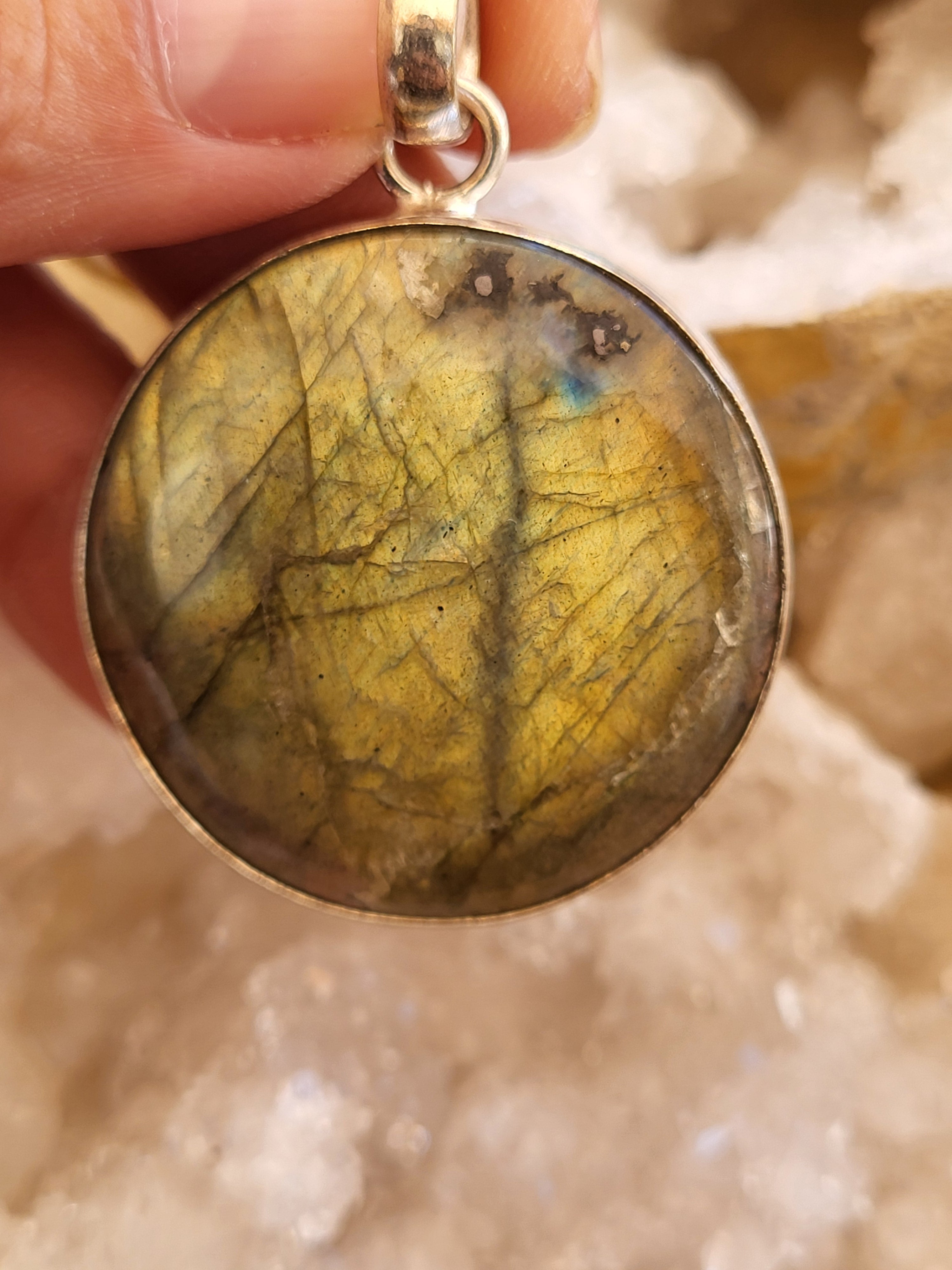 Colgante de Labradorita Redondo – Magia, Intuición y Transformación