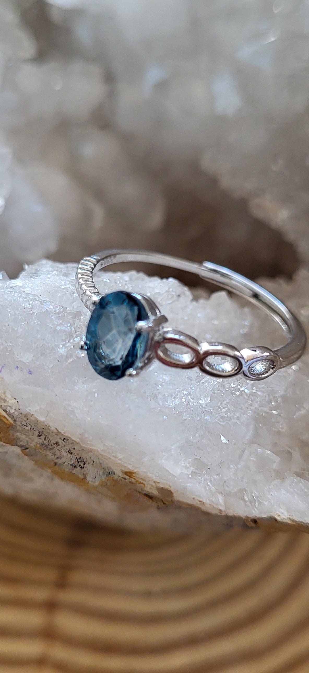 Anillo de Plata de Ley 925 con Topacio Natural