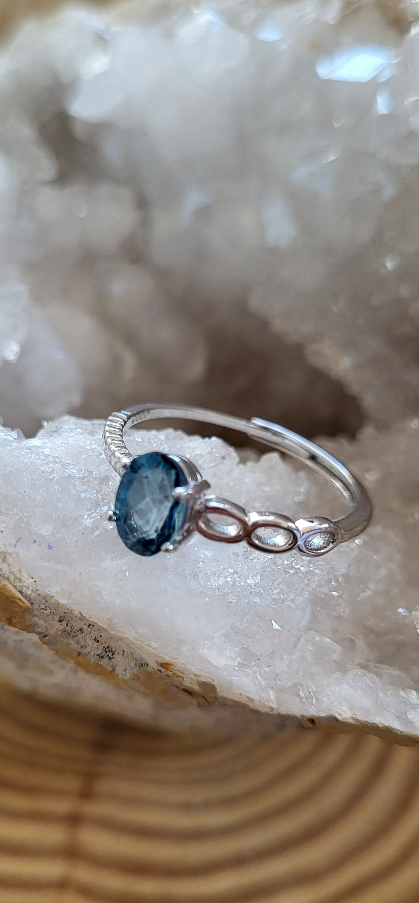 Anillo de Plata de Ley 925 con Topacio Natural