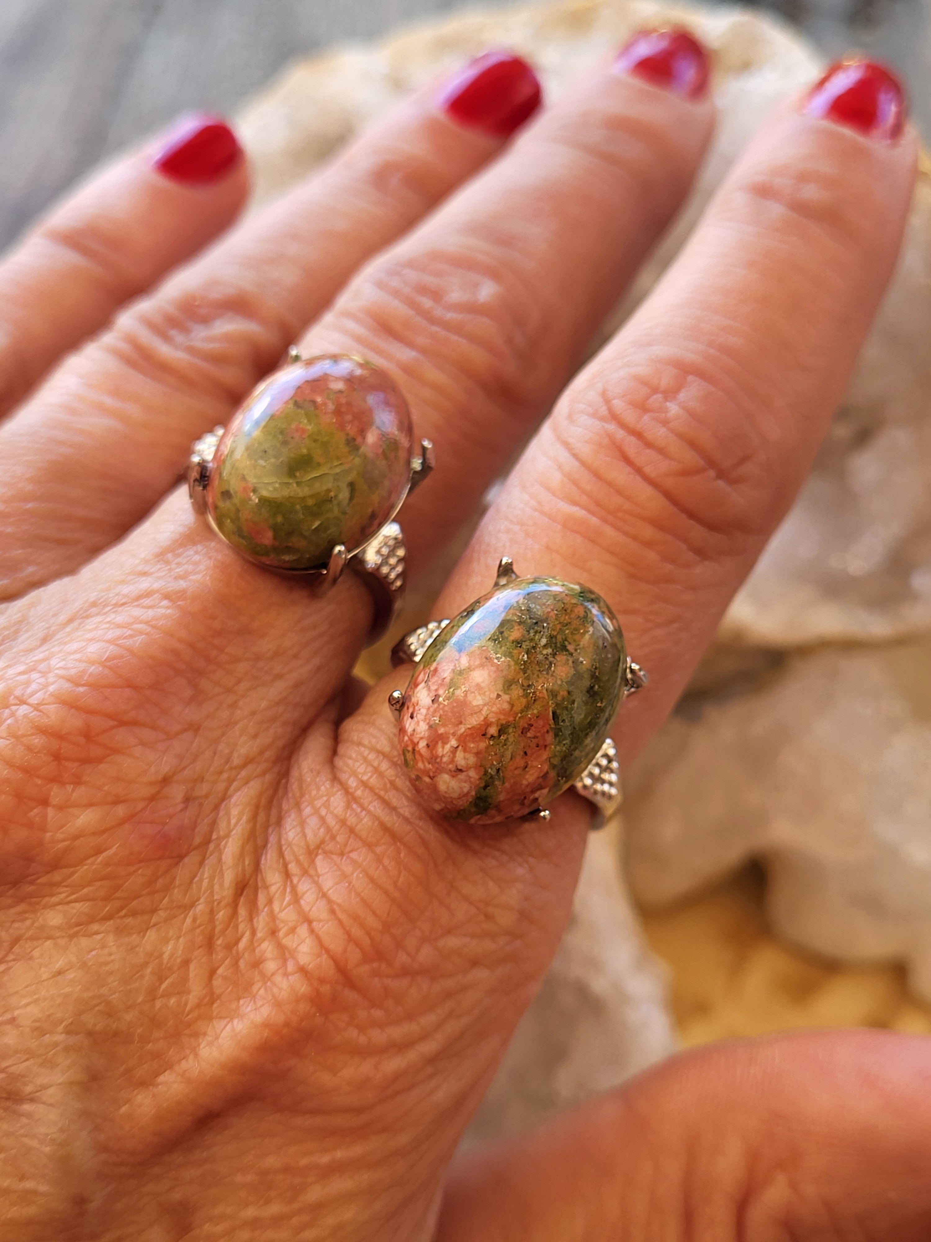 Anillo de Zamak con Unakita Natural