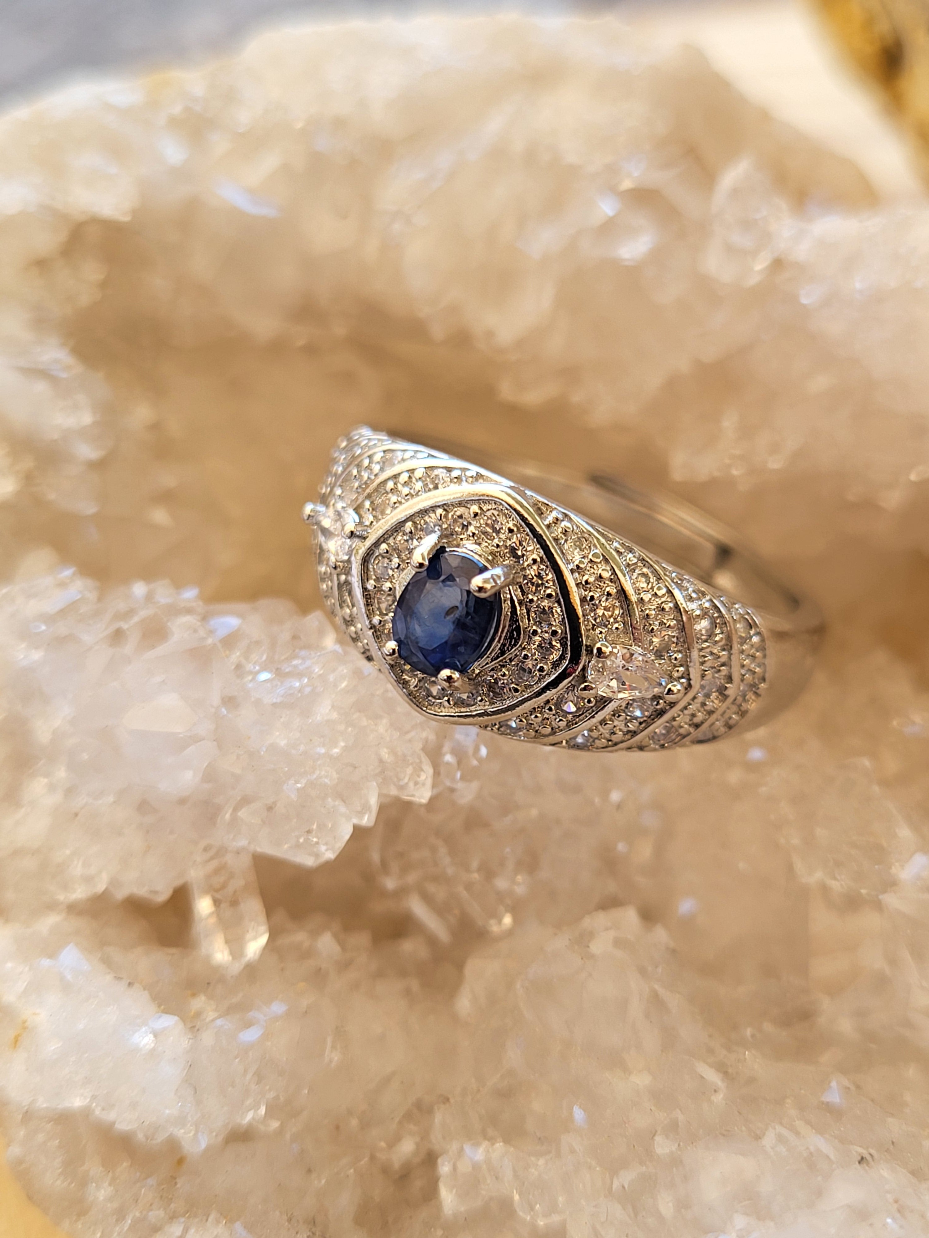 Anillo de Zamak con Zafiro Natural