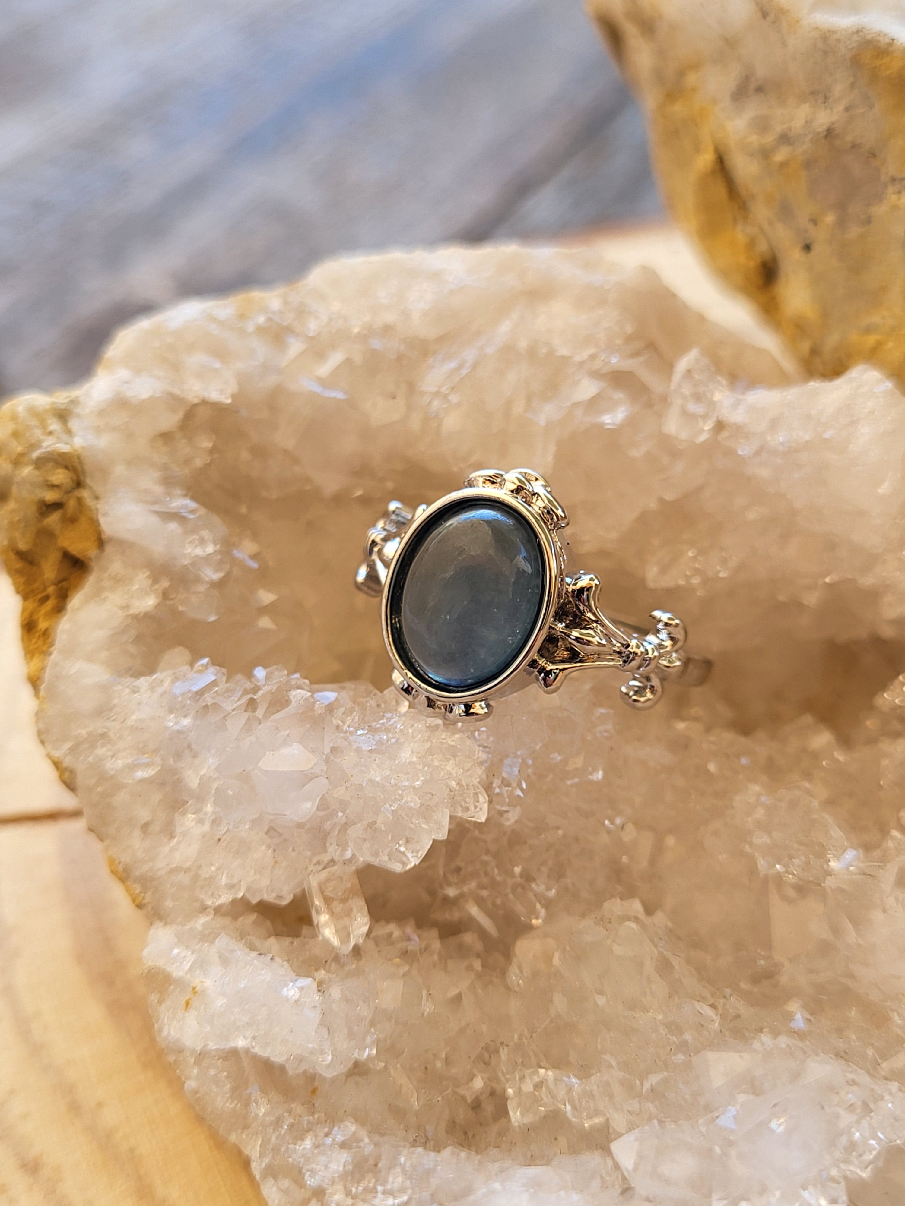 Anillo de Zamak con Tanzanita Natural