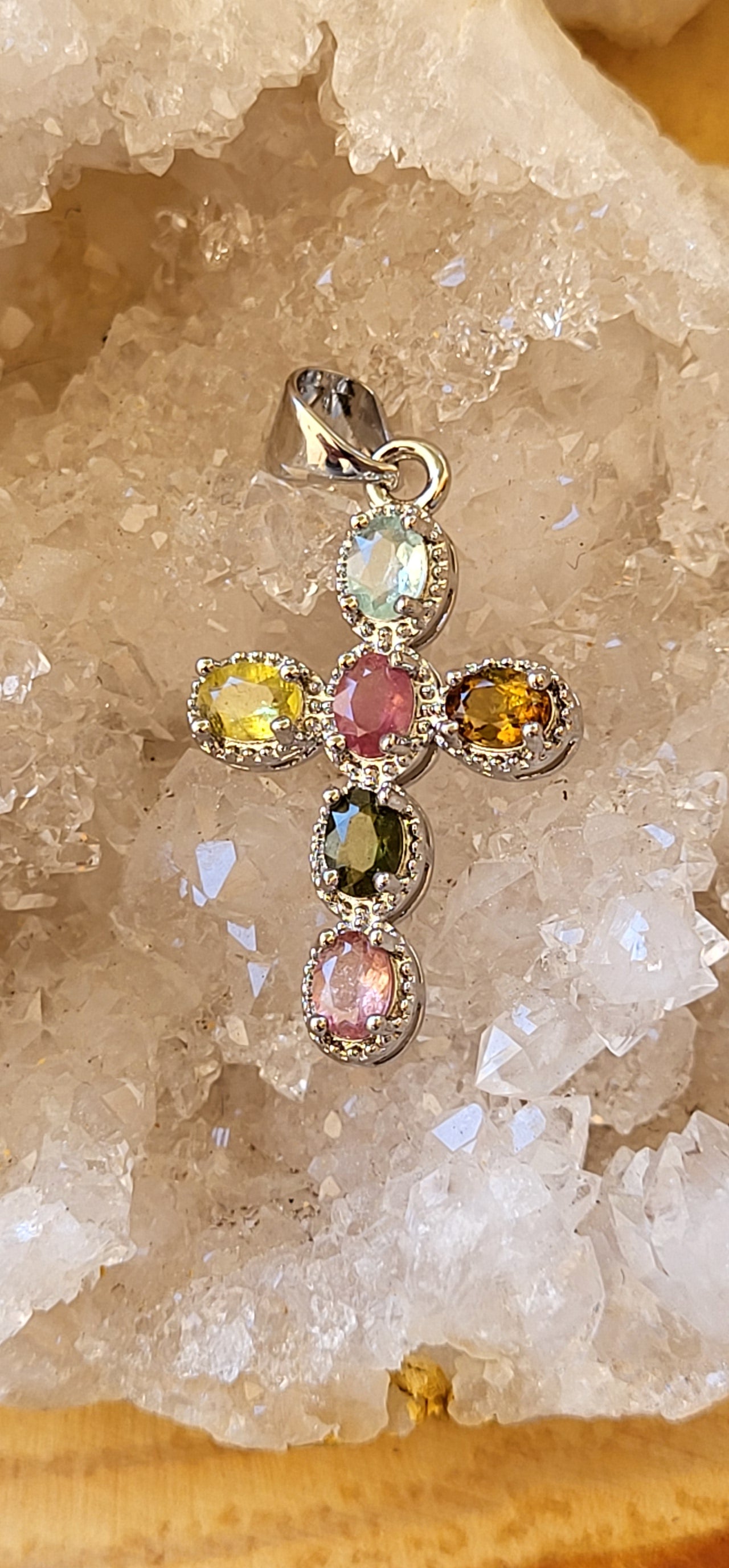 Colgante de Zamak Cruz con Turmalinas Multicolor – Protección y Luz Espiritual
