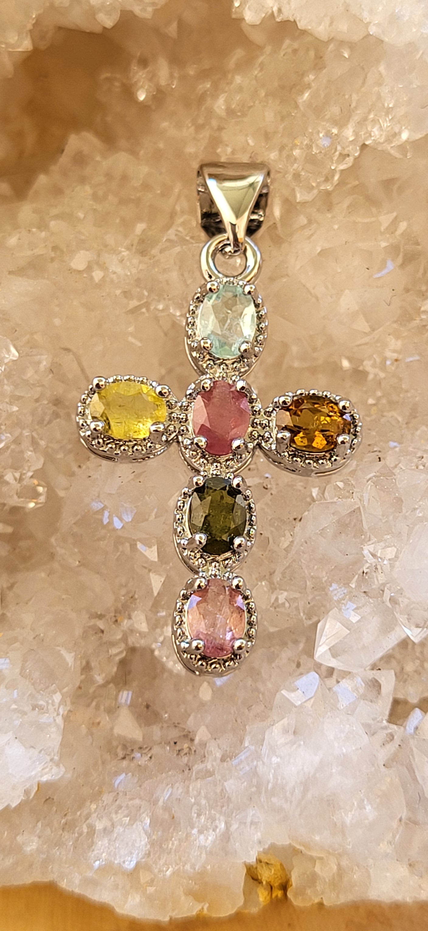 Colgante de Zamak Cruz con Turmalinas Multicolor – Protección y Luz Espiritual