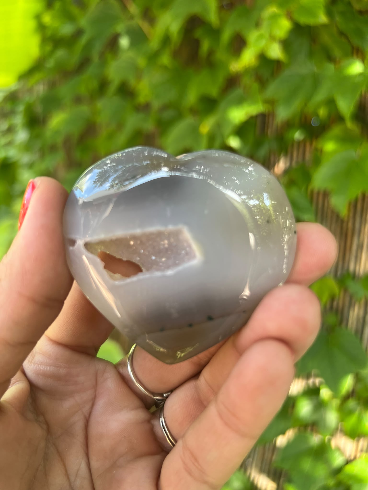 Corazón de Ágata Cristalizada – Protección, Equilibrio y Belleza Natural