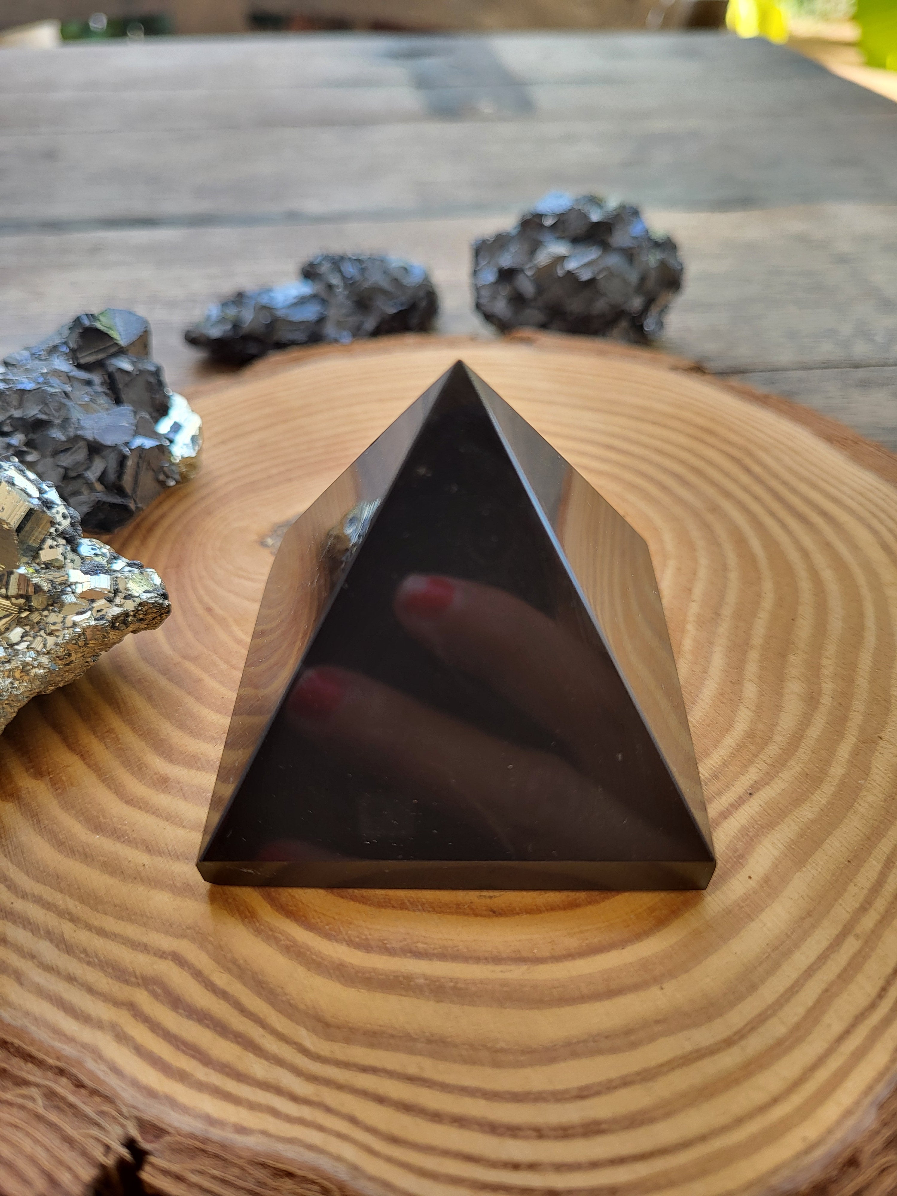 Pirámide de Obsidiana Natural